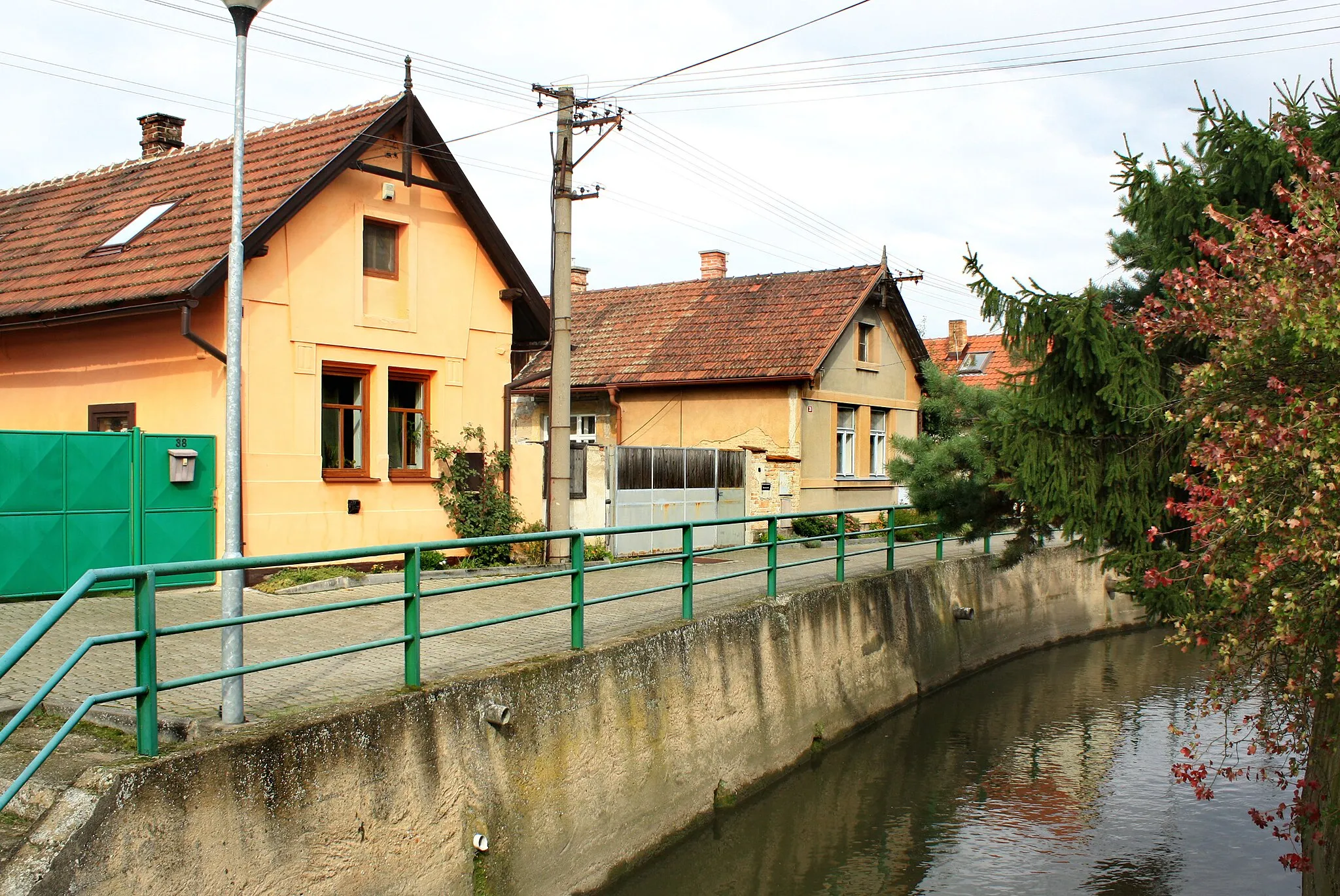 Photo showing: Vlkava river in Kostomlaty nad Labem, Czech Republic