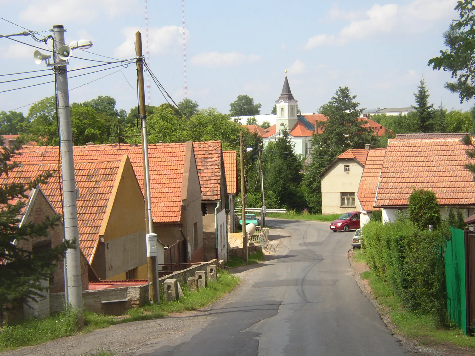 Photo showing: Kšely, Kolín District, Czech Republic. A view towards centre of the village from southeast, from Vitice road.