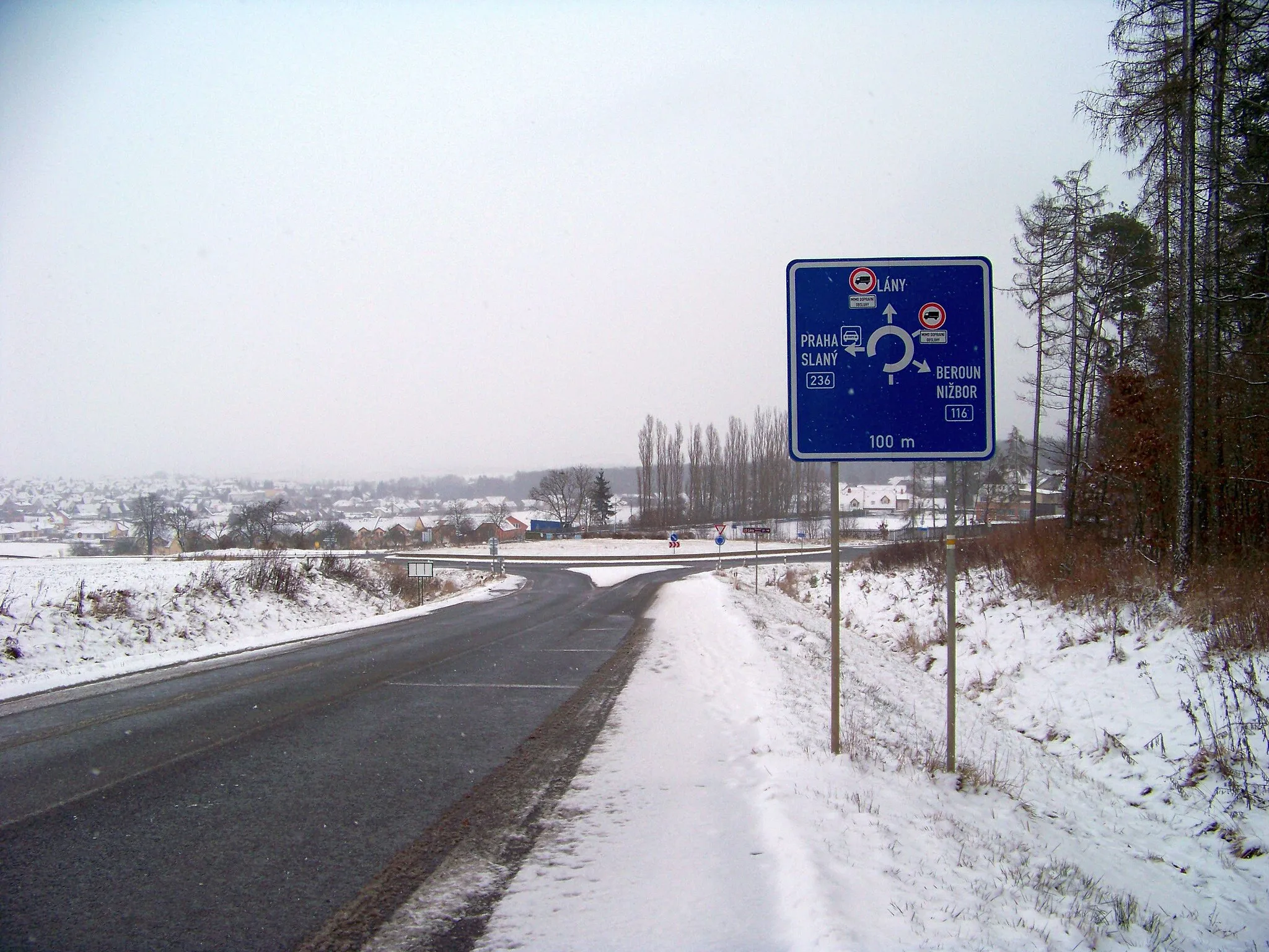 Photo showing: Lány, Kladno District, Central Bohemian Region, the Czech Republic. A roundabout.