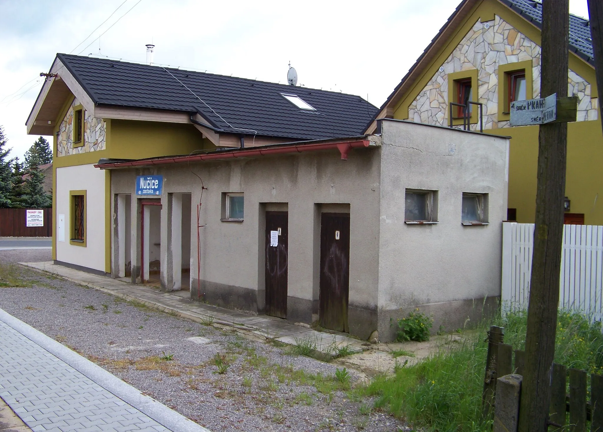 Photo showing: Nučice, Prague-West District, Central Bohemian Region, Czech Republic. Train stop Nučice zastávka.