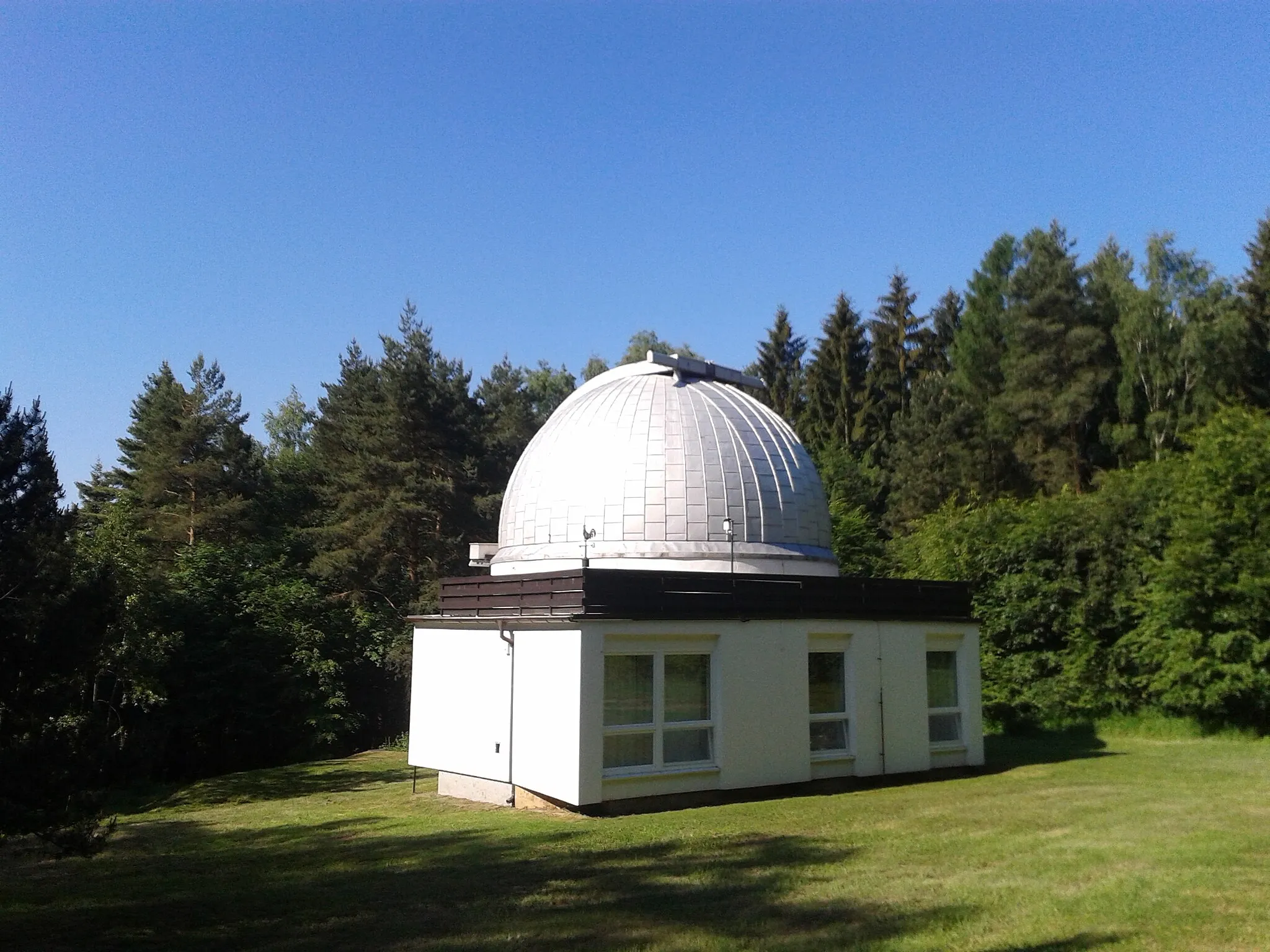 Photo showing: The dome of the 65-cm telescope at the Ondřejov observatory (Czech Republic).