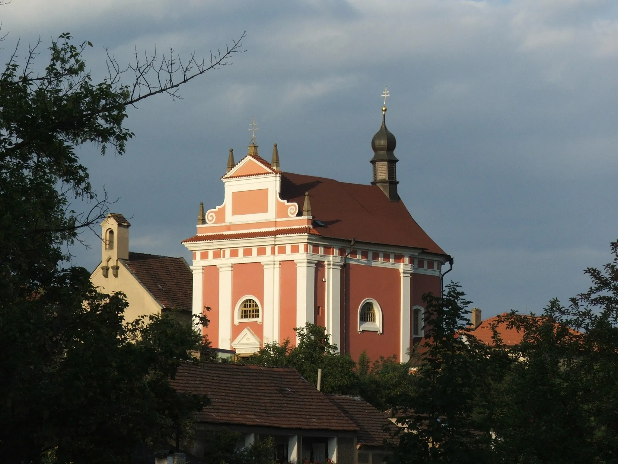 Photo showing: Baroque church of St. Ludmilla in Tetín, Czech Republic.