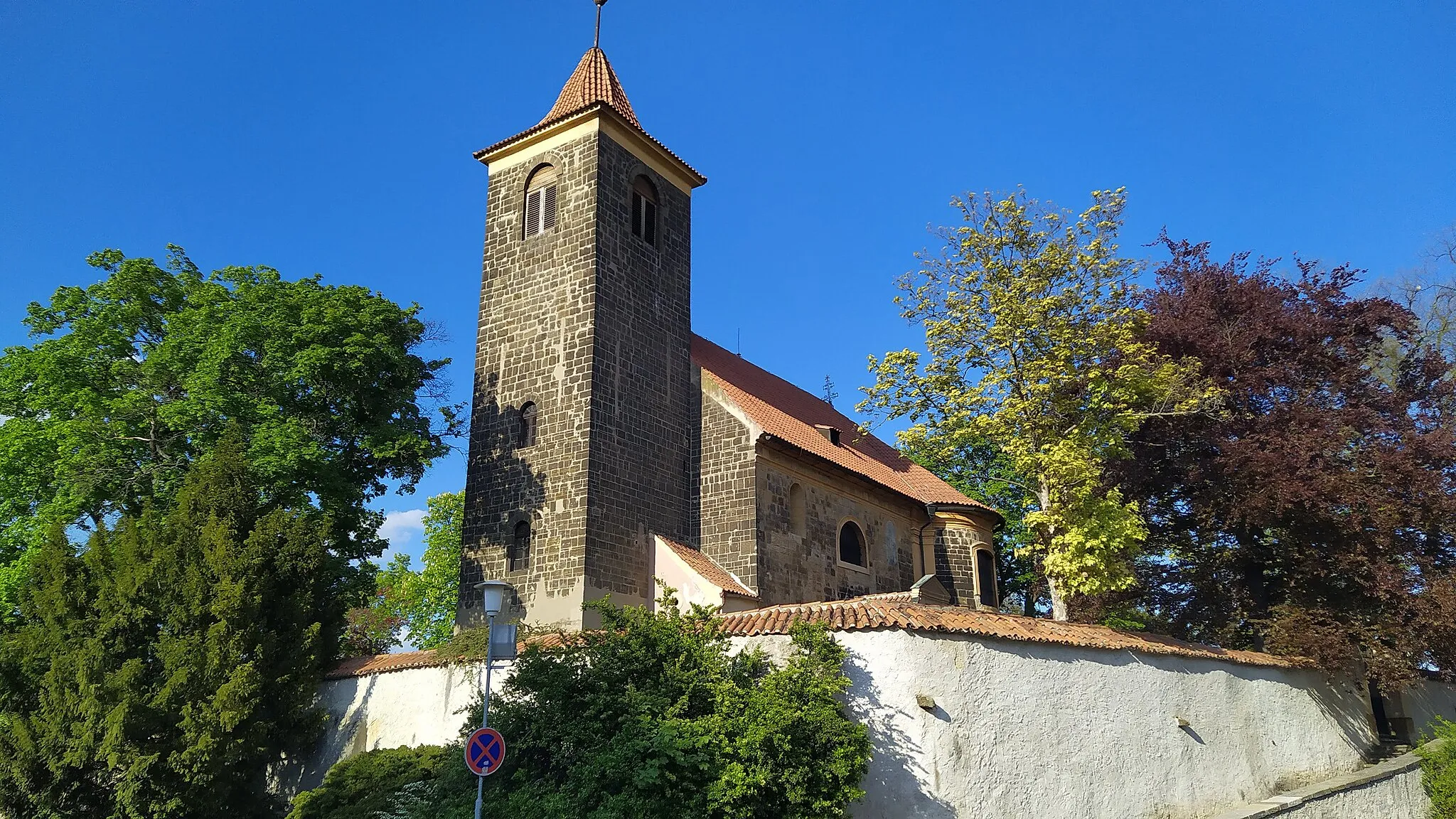 Photo showing: Ulice Na Hrádku, kostel Nanebevzetí Panny Marie v Čelákovicích. Česká republika.