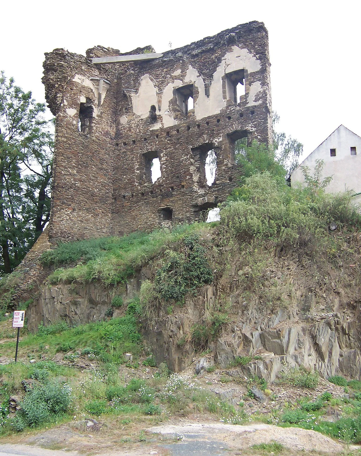 Photo showing: Ruins of the castle in Říčany, town in Czech Republic near Prague.