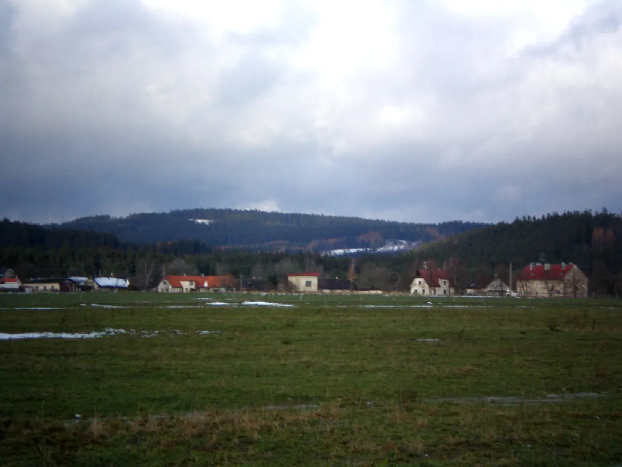 Photo showing: Nad obcí Láz leží louky v okolí bývalé Skelné Huti a vrch Brdce (839 m)