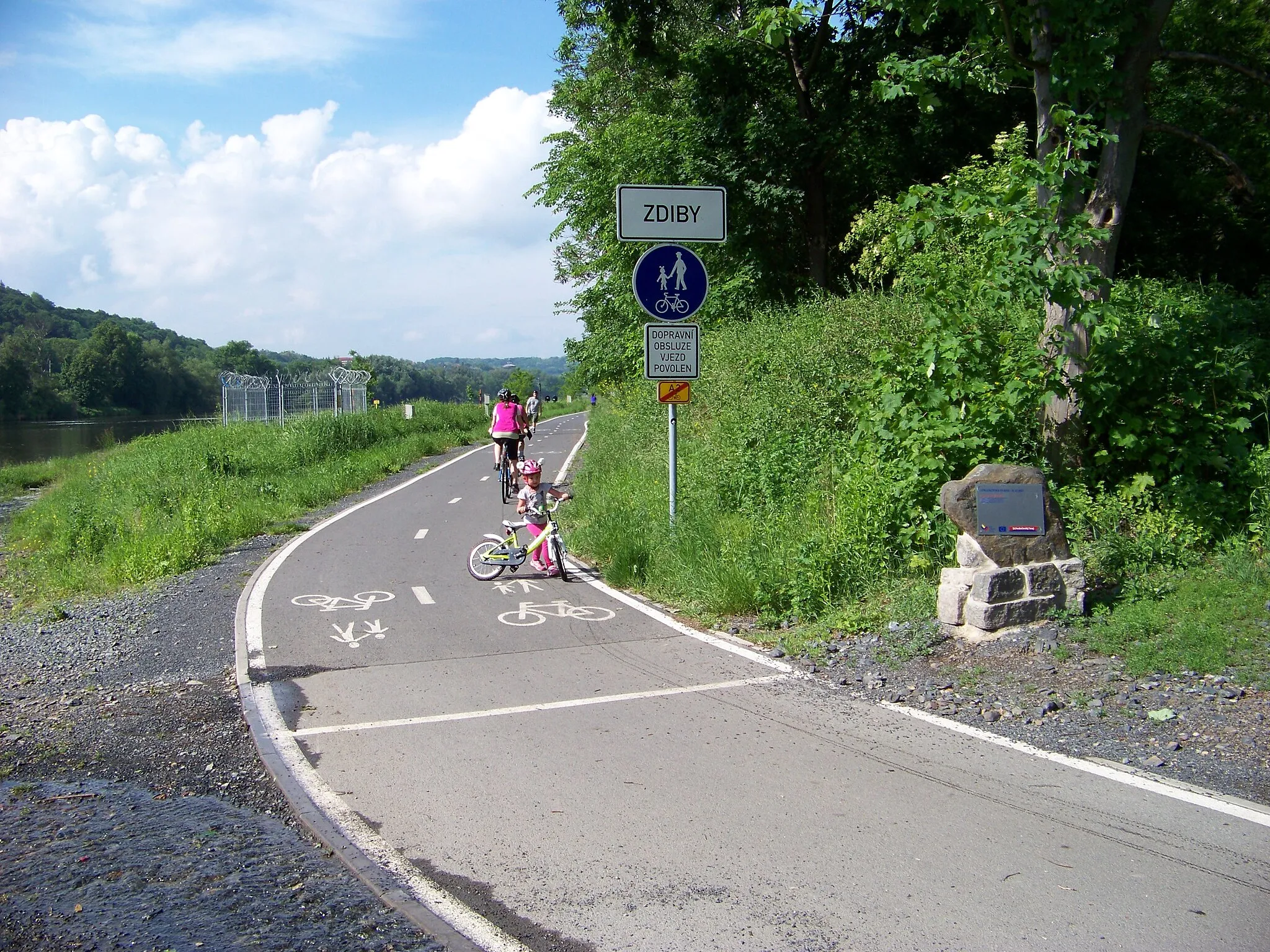 Photo showing: Zdiby-Brnky, Prague-West District, Central Bohemian Region, Czech Republic. Vltava bikeway under the Drahan Valley.