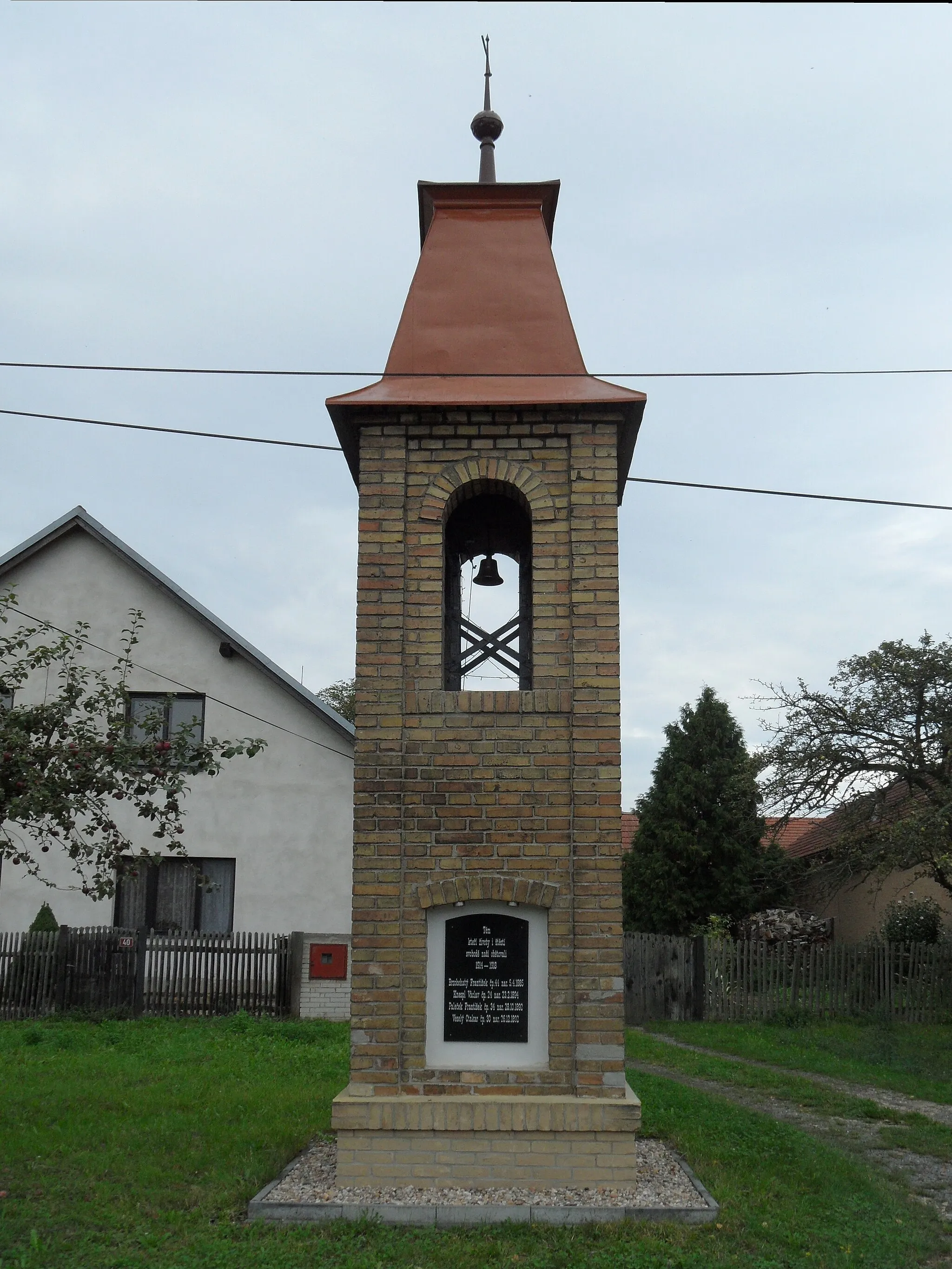 Photo showing: Mečíř (Křinec) F. Bell Tower with Memorial Plaque of Victims of WW1, Nymburk District, the Czech Republic.