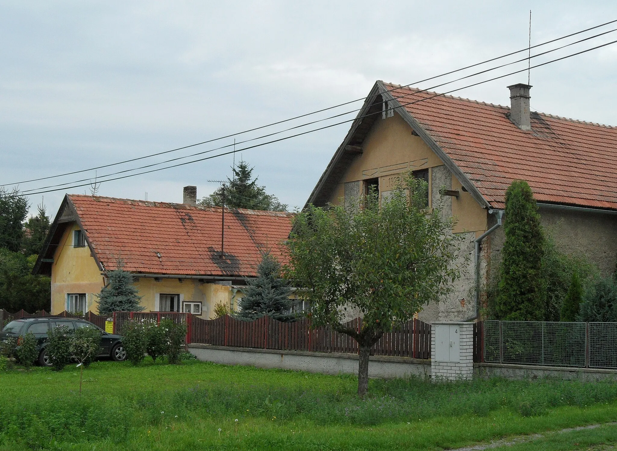 Photo showing: Mečíř (Křinec) E. Houses along Road to Jíkev, Nymburk District, the Czech Republic.