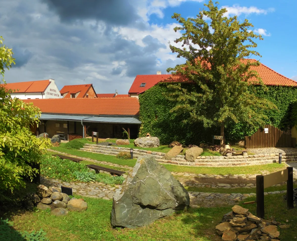 Photo showing: Geopark Barrandien - pohled na venkovní expozici typických hornin Barrandienu, Muzeum Českého krasu v Berouně