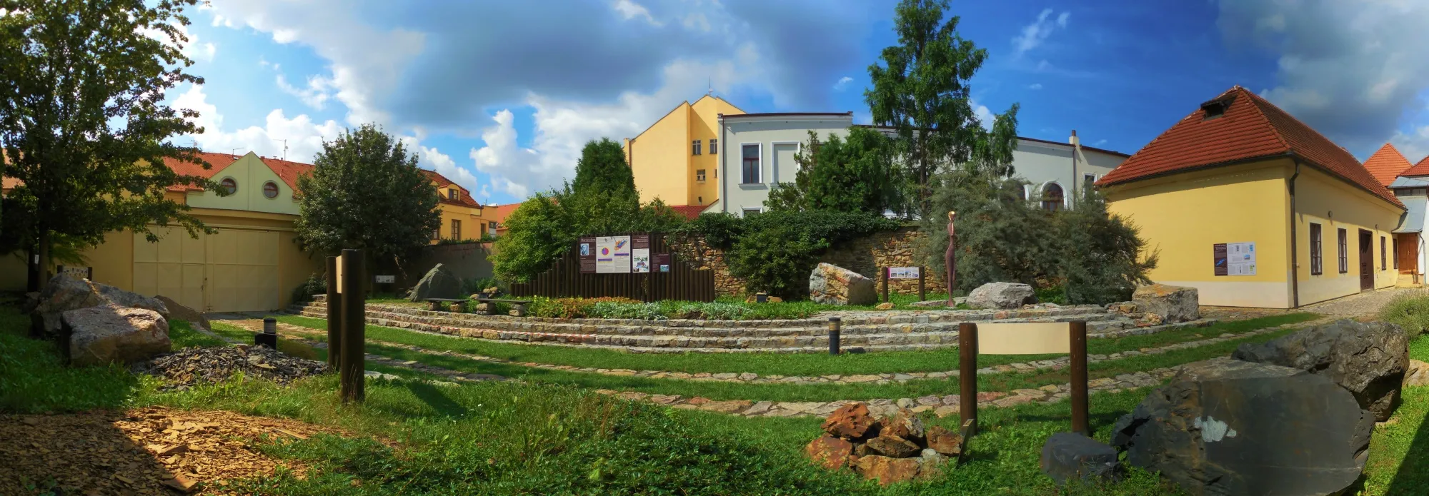 Photo showing: Geopark Barrandien - panoramatický pohled na venkovní expozici typických hornin Barrandienu, Muzeum Českého krasu v Berouně.