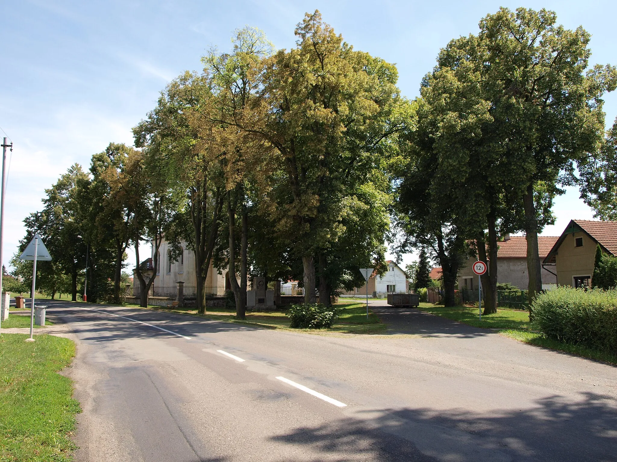 Photo showing: Village square, Budiměřice, Nymburk District, Central Bohemian Region