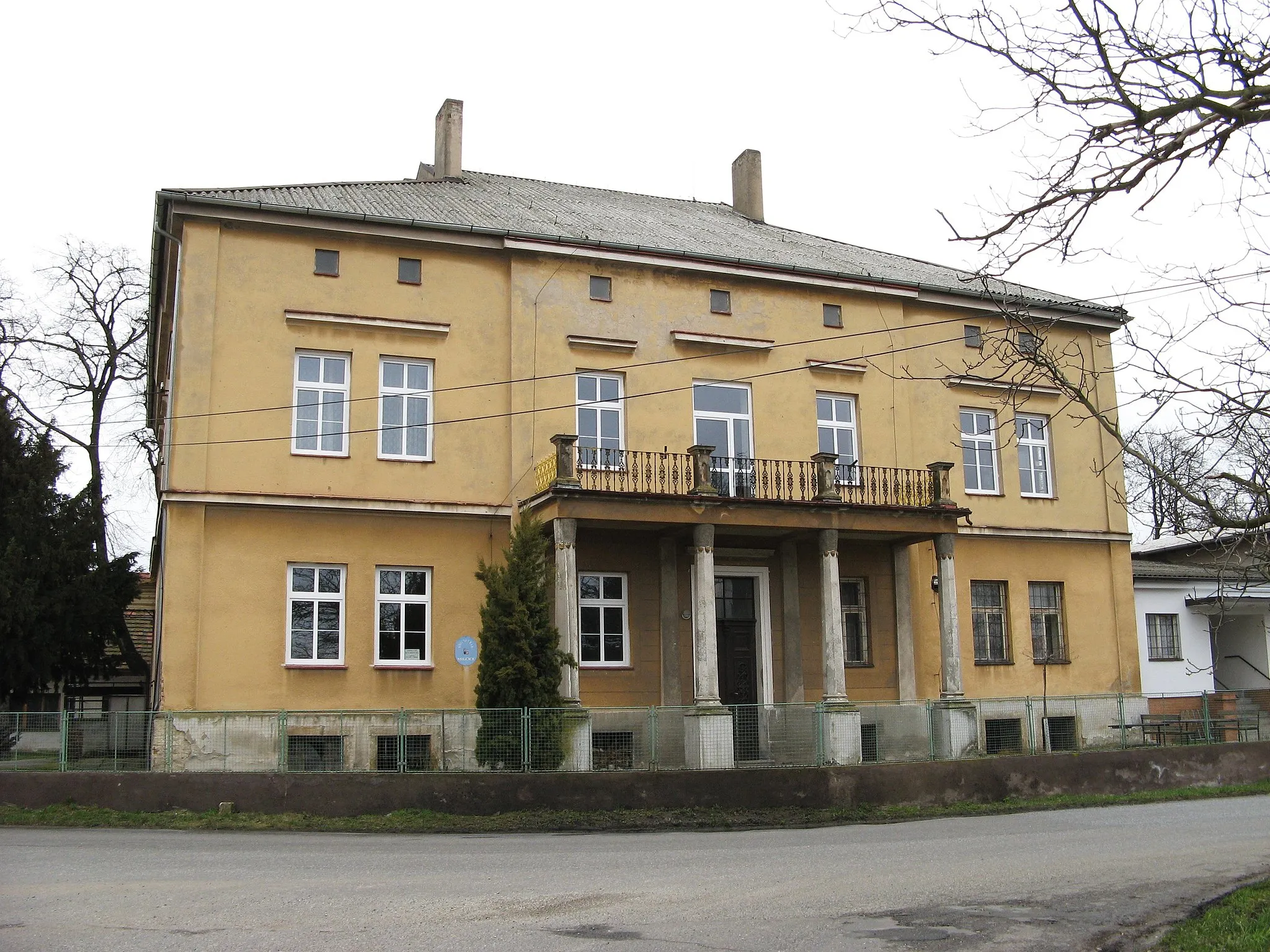 Photo showing: Milčice - obecní úřad