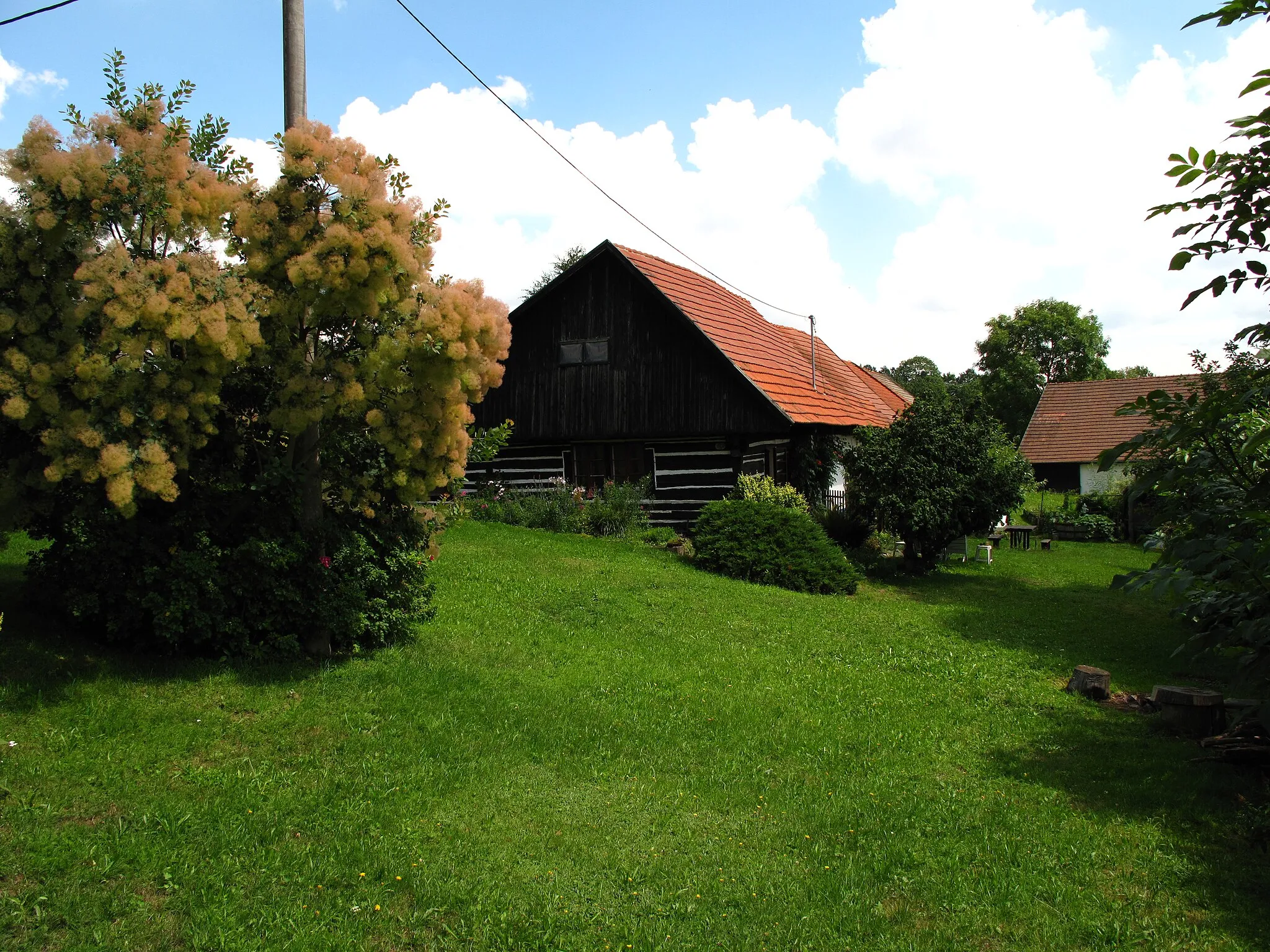 Photo showing: Log cabin in Vlkov village (Čakov municipality), Benešov District, Czech Republic.