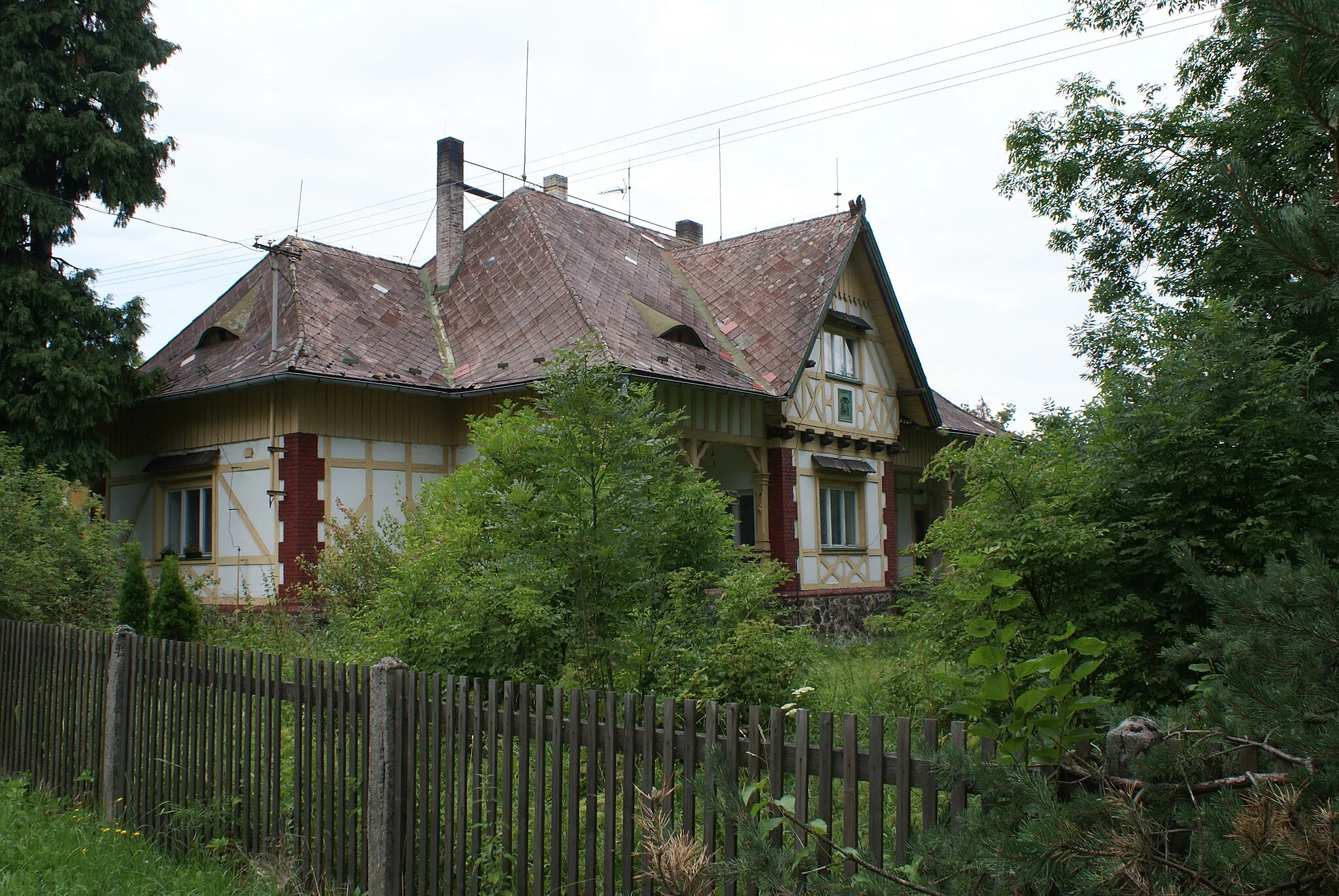 Photo showing: Teslíny, Příbram District, Czech Republic, a half-timbered gamekeepers lodge.