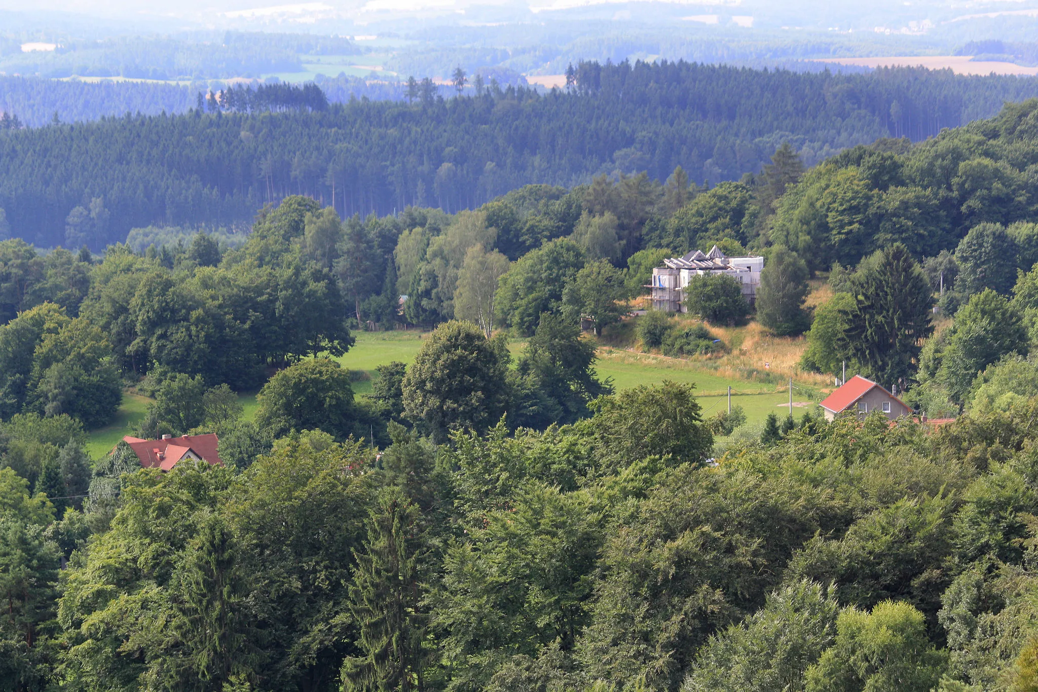 Photo showing: Ládeves, part of Kamenice, Czech Republic. View from from lookout