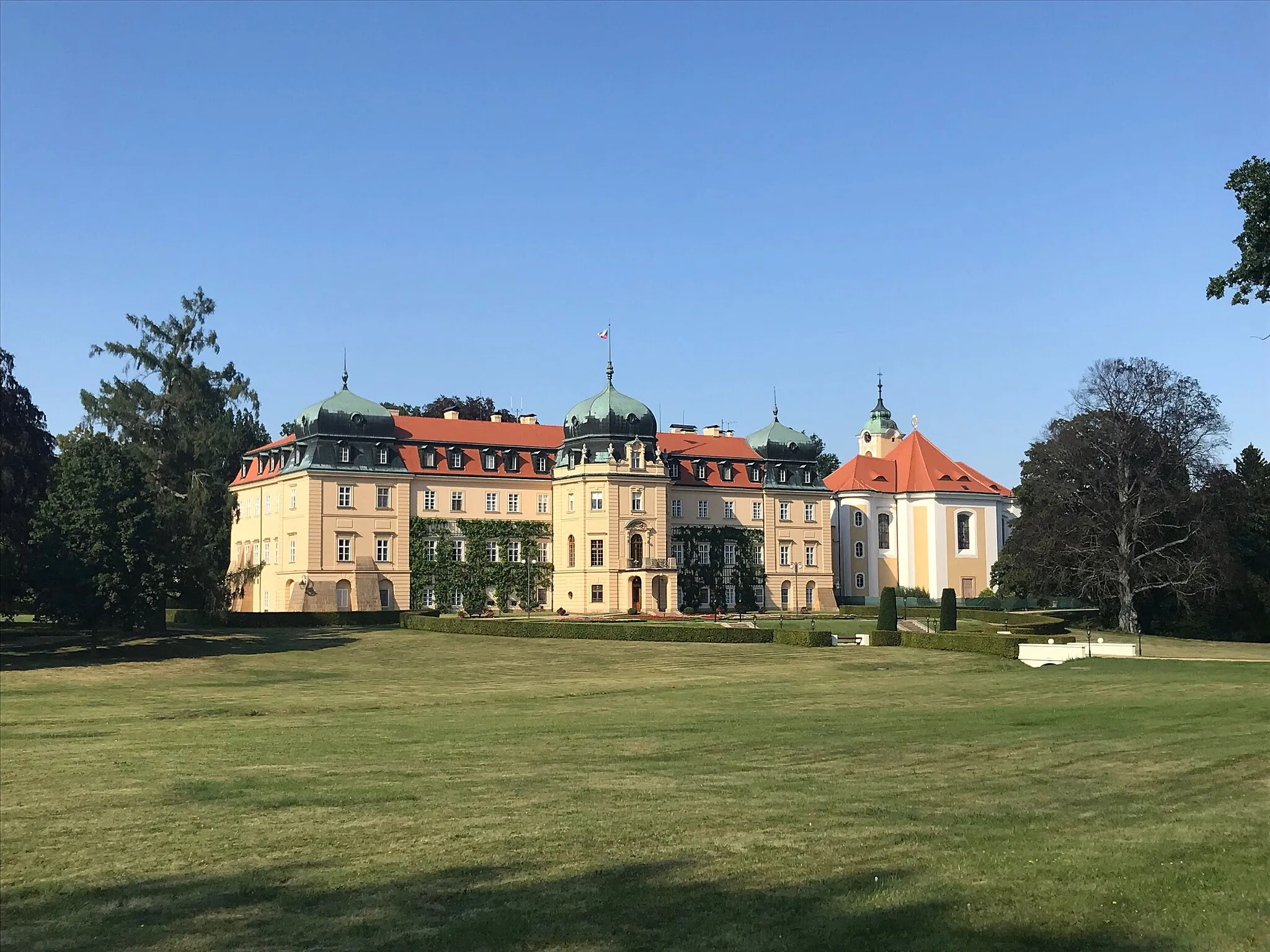 Photo showing: Overview of Lány Castle and church of Holy name in Lány, Kladno District.