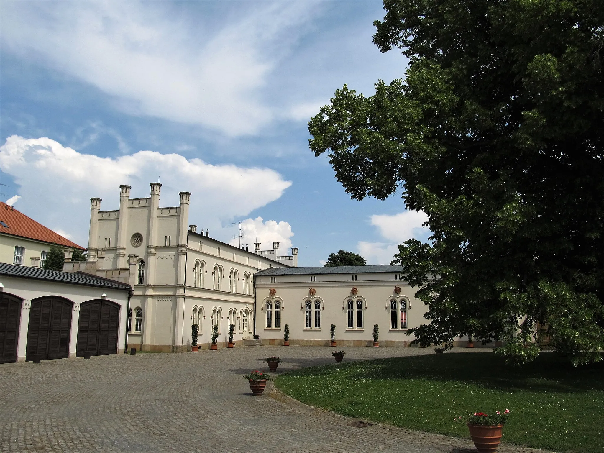 Photo showing: Novogotické konírny na zámku v Lánech