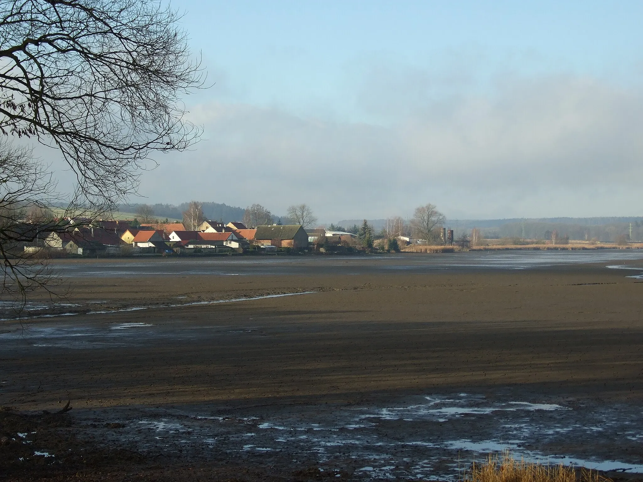 Photo showing: The village of Lodenice, part of Mšecké Žehrovice in Rakovník district. The village can be seen behind pond built on the river of Kačák, Central Bohemian Region, CZ