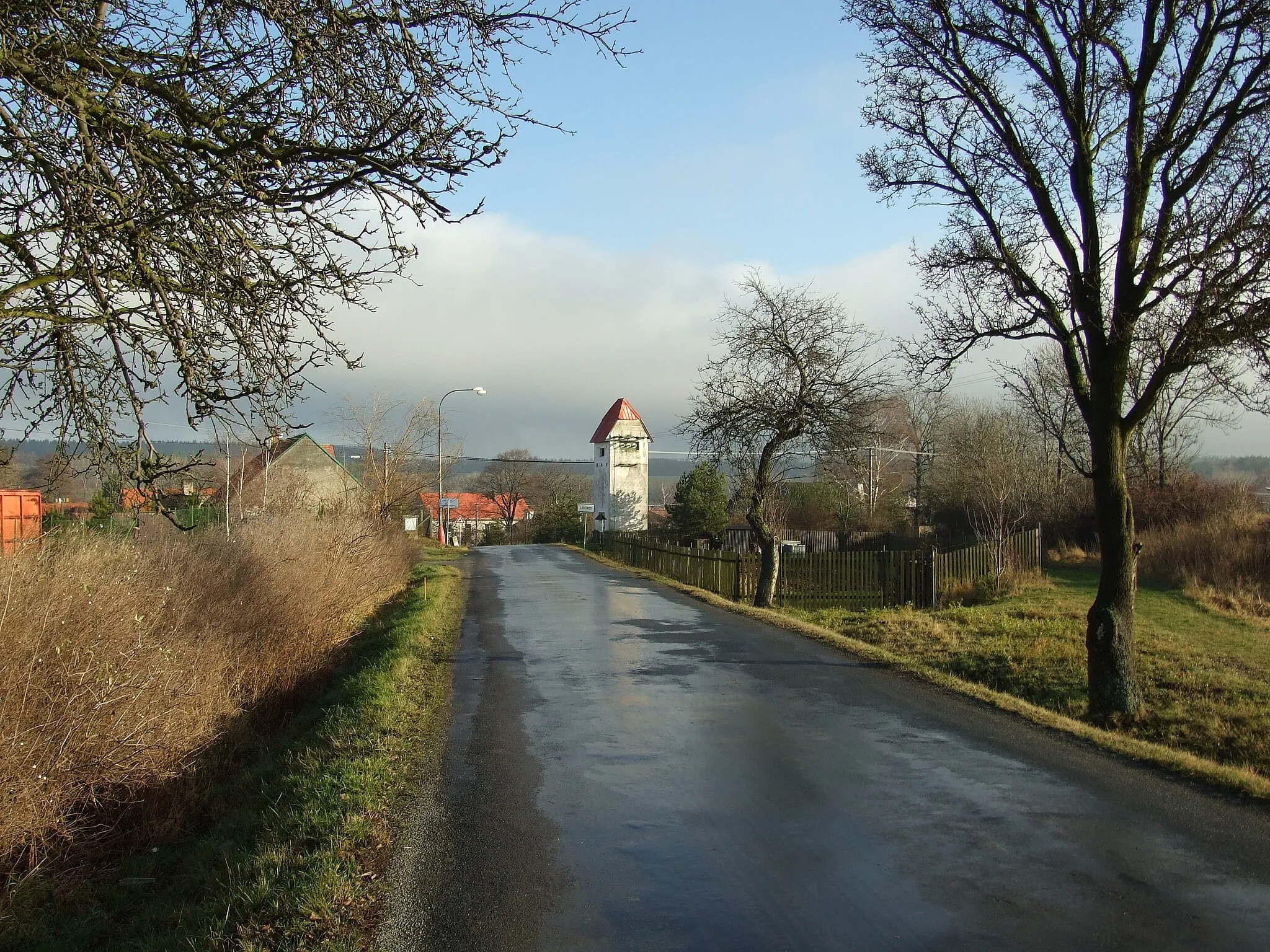 Photo showing: A road to Lodenice village, located near Nové Strašecí, Central Bohemian Region, CZ