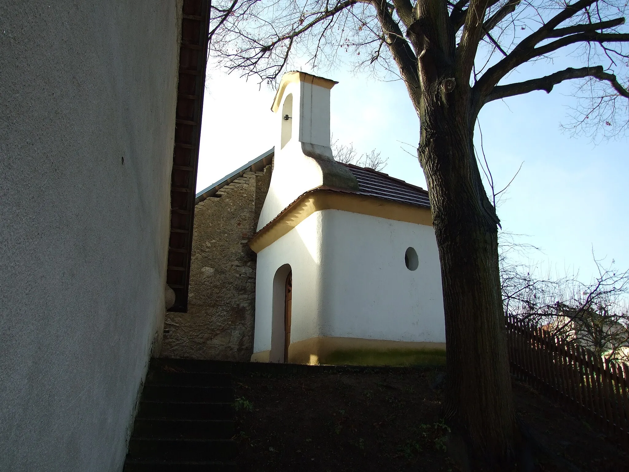 Photo showing: The chapel in Lodenice village, Central Bohemian Region, CZ