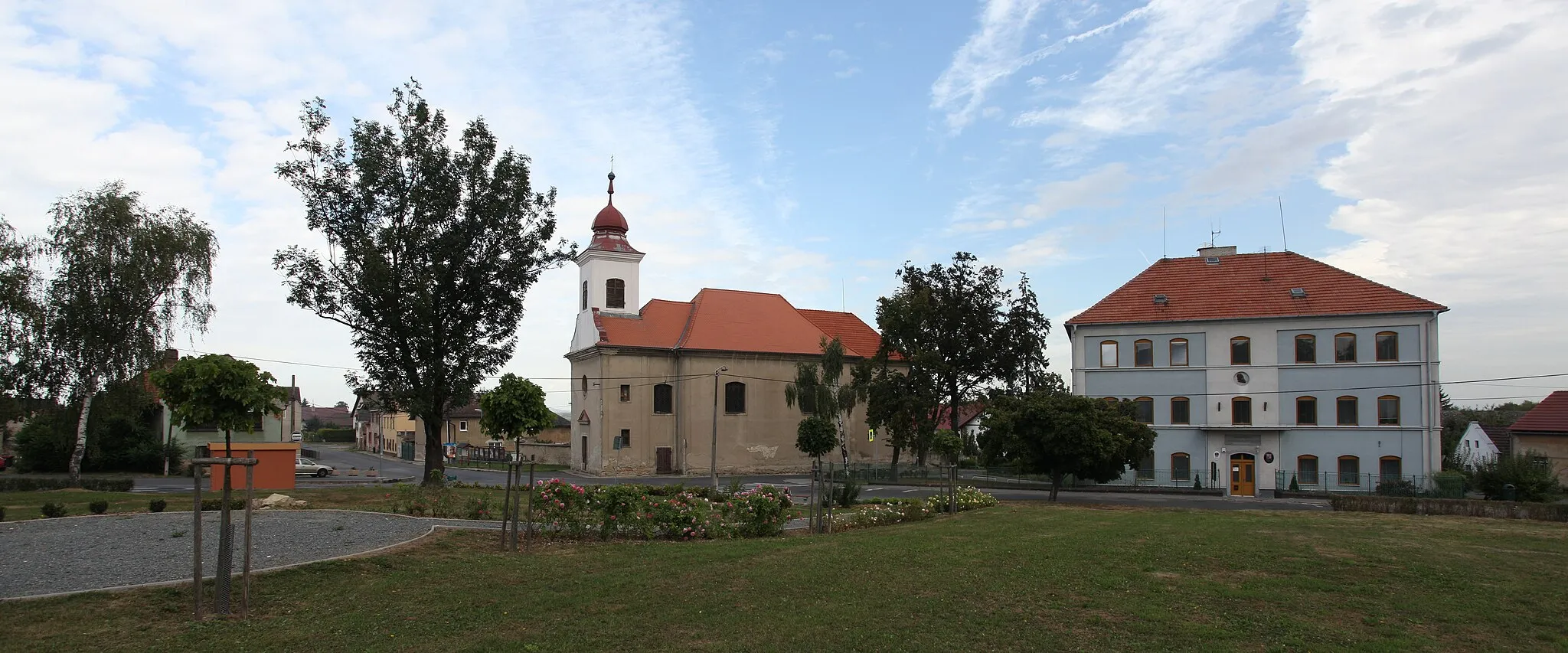 Photo showing: Dolní Slivno, náves s kostelem sv. Františka Serafinského a obecním úřadem