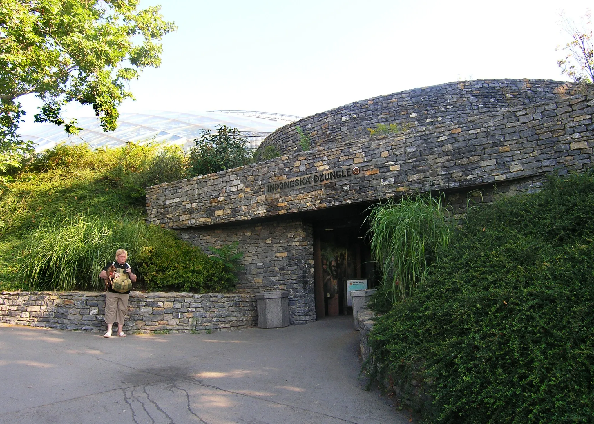 Photo showing: Entrance to of Indonesian jungle pavilion in Zoo Prague