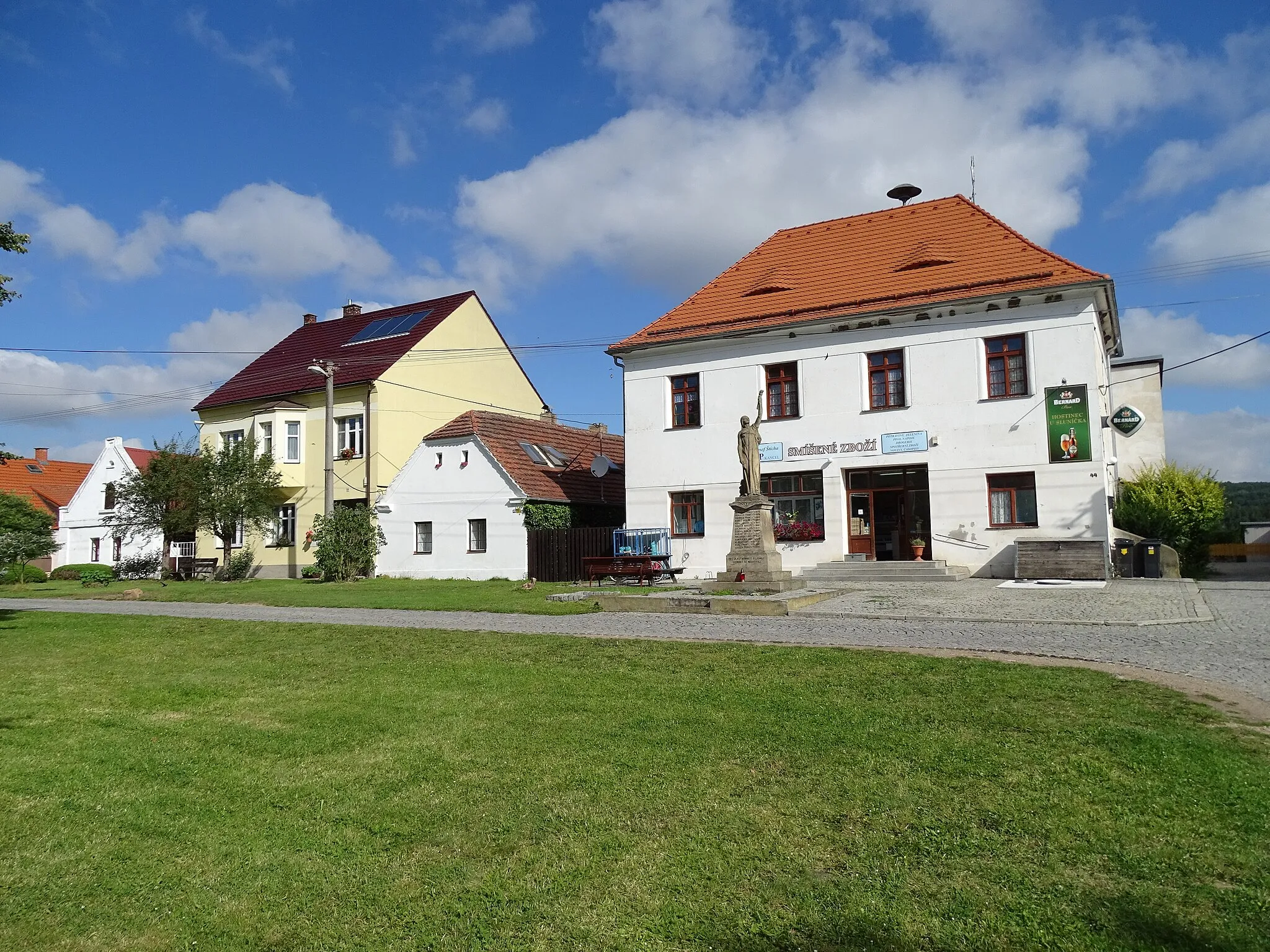 Photo showing: Zvíkovec, Rokycany District, Plzeň Region, Czechia. A shop and other houses.
