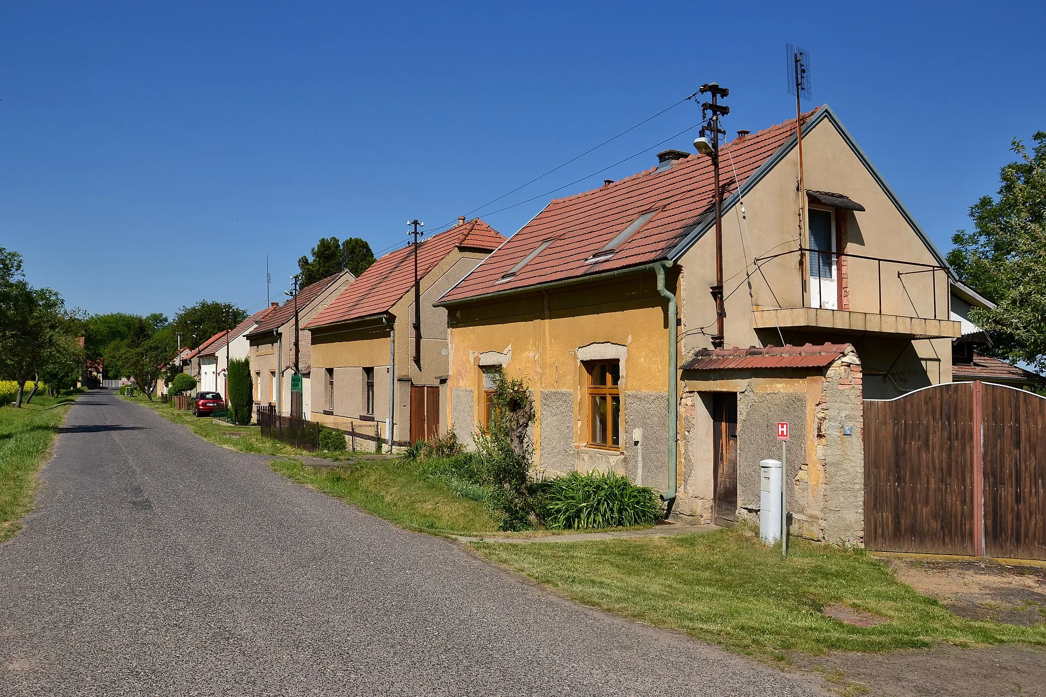 Photo showing: Kystra – ulice na severním okraji vesnice