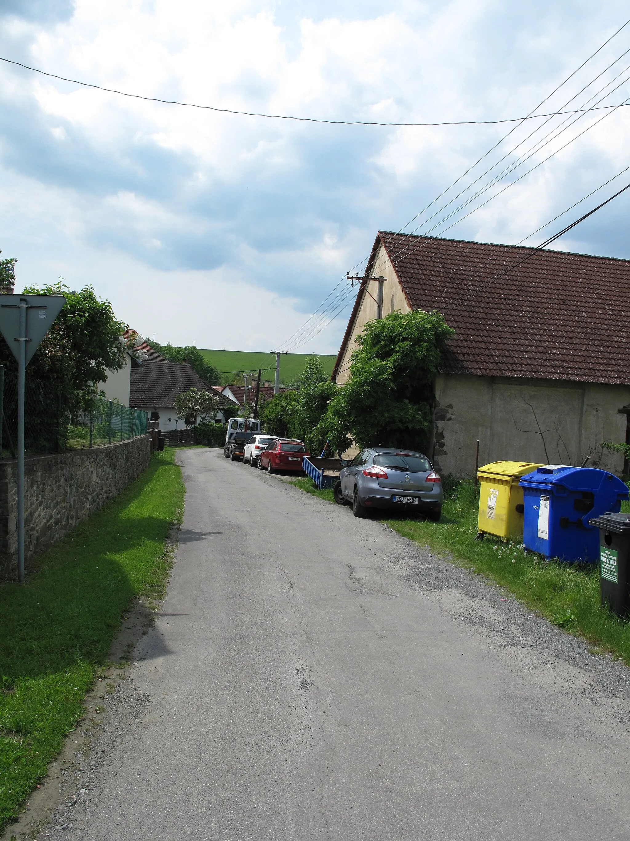 Photo showing: Cesta v Bělicích.