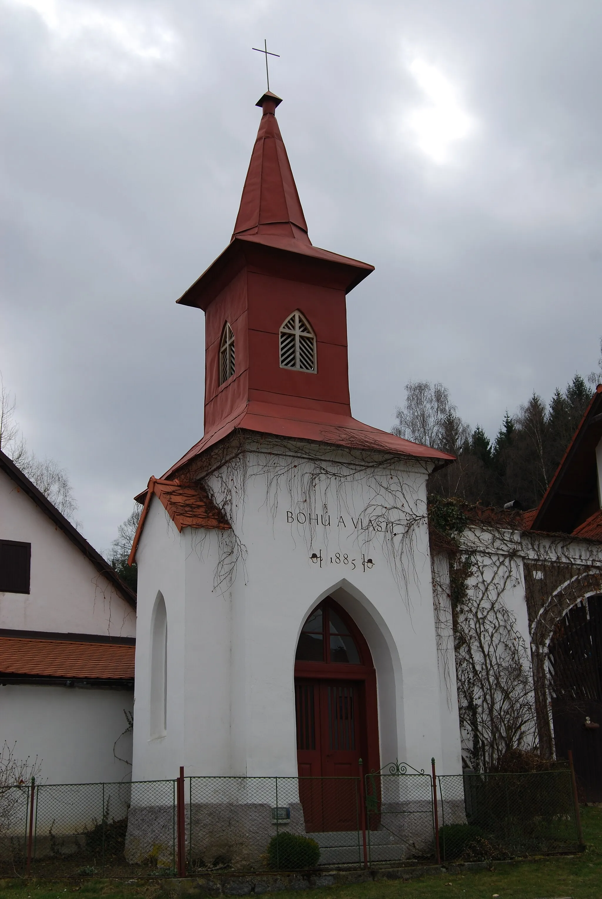 Photo showing: Návesní kaple z roku 1885. Vletice je malá vesnice, část obce Krásná Hora nad Vltavou v okrese Příbram. Česká republika.