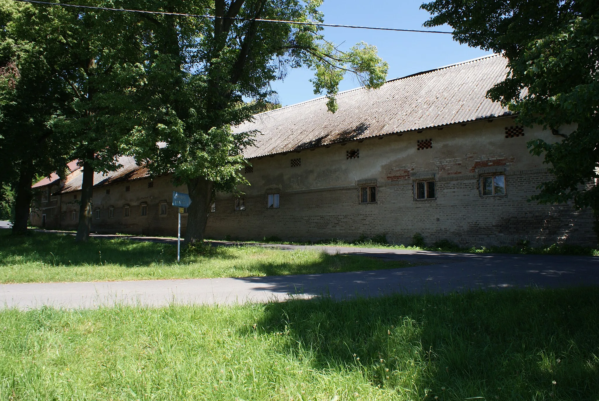 Photo showing: Kamenná (Milín), a village in Příbram district, Czech Republic, a long barn on the common.