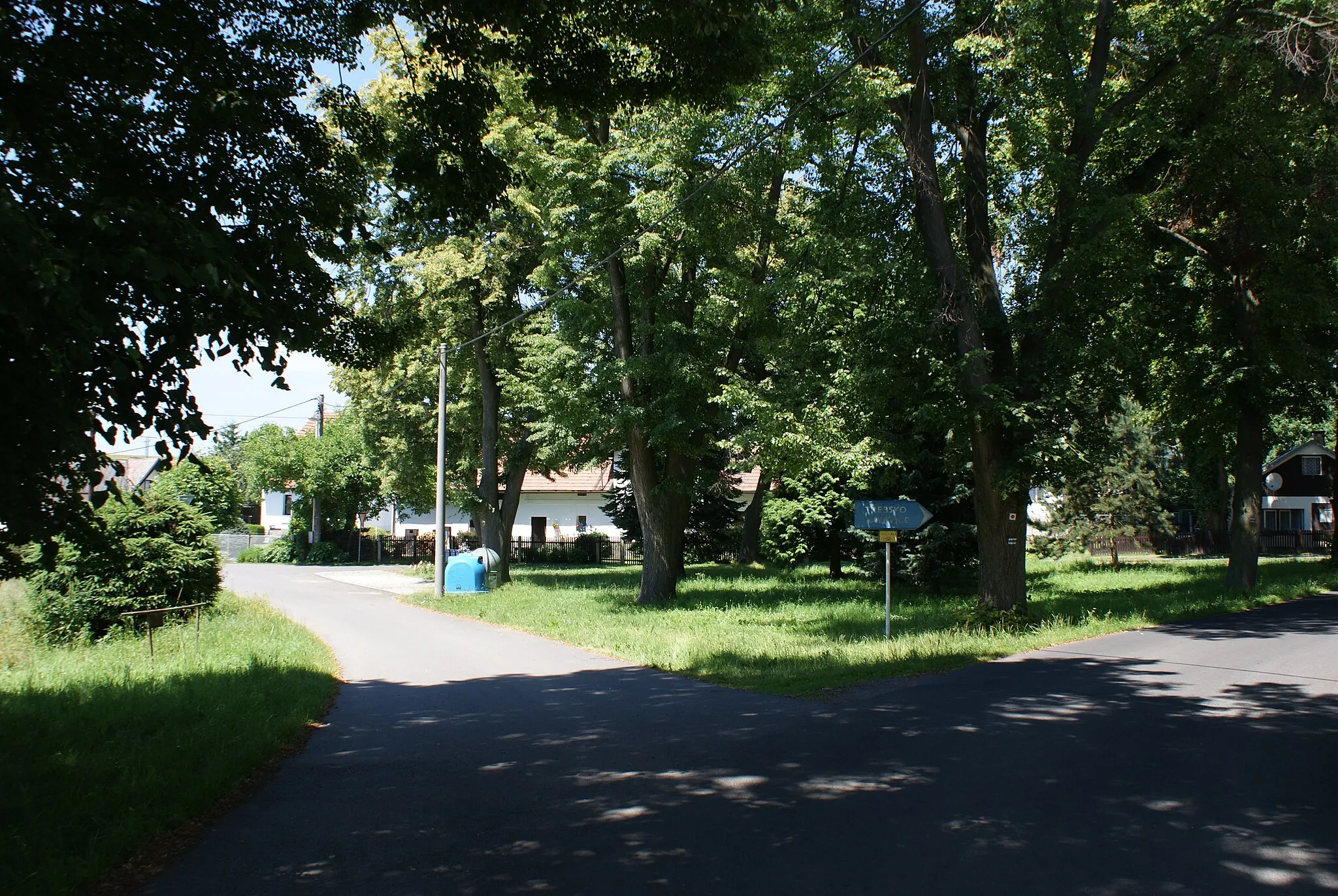 Photo showing: Kamenná (Milín), a village in Příbram district, Czech Republic, village common.