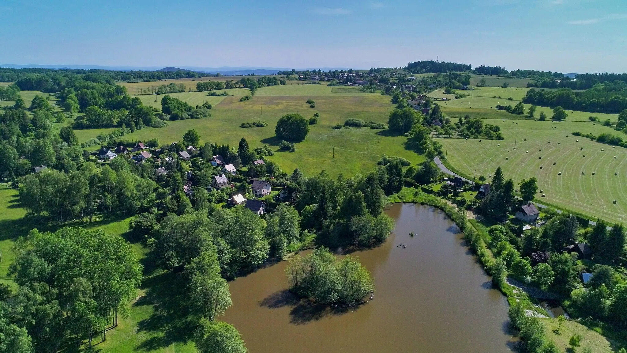 Photo showing: View from the drone of the Dožín pond towards Železný Újezd and the Na skále lookout tower