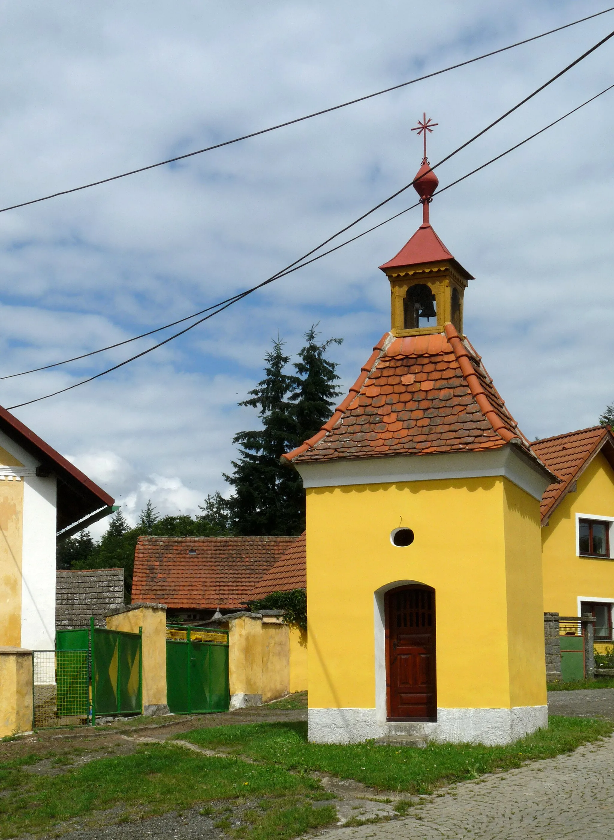 Photo showing: Chapel in the village of Hojšín is a village in Příbram District, Central Bohemian Region, Czech Republic.