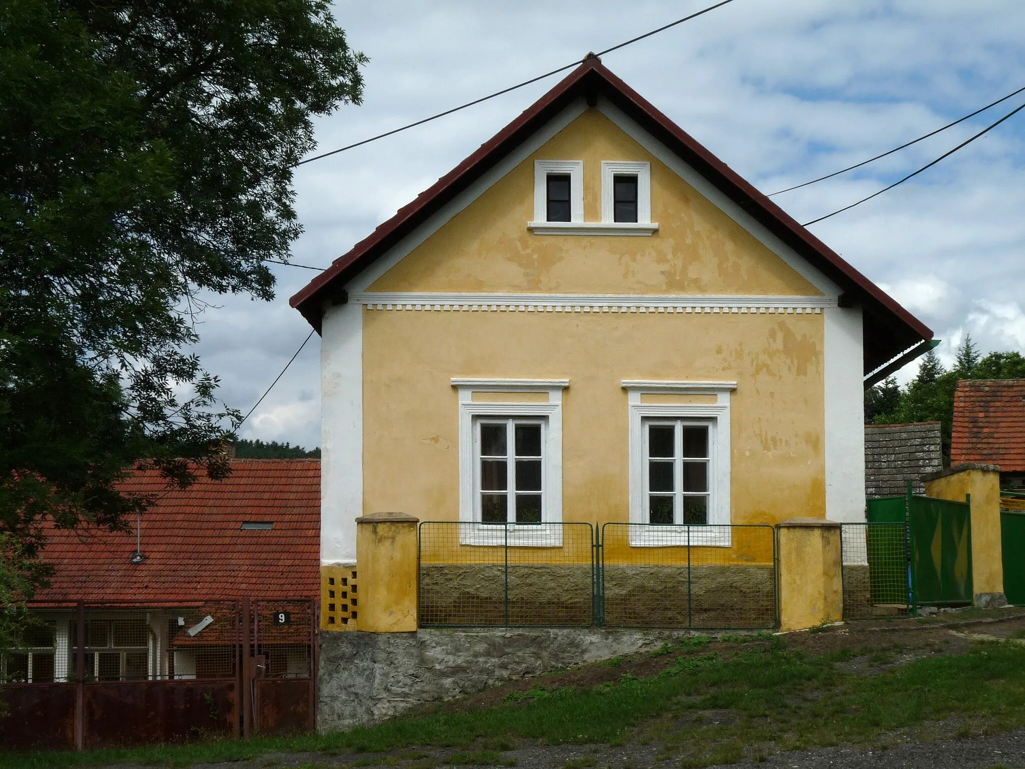 Photo showing: House No 8 in the village of Hojšín is a village in Příbram District, Central Bohemian Region, Czech Republic.