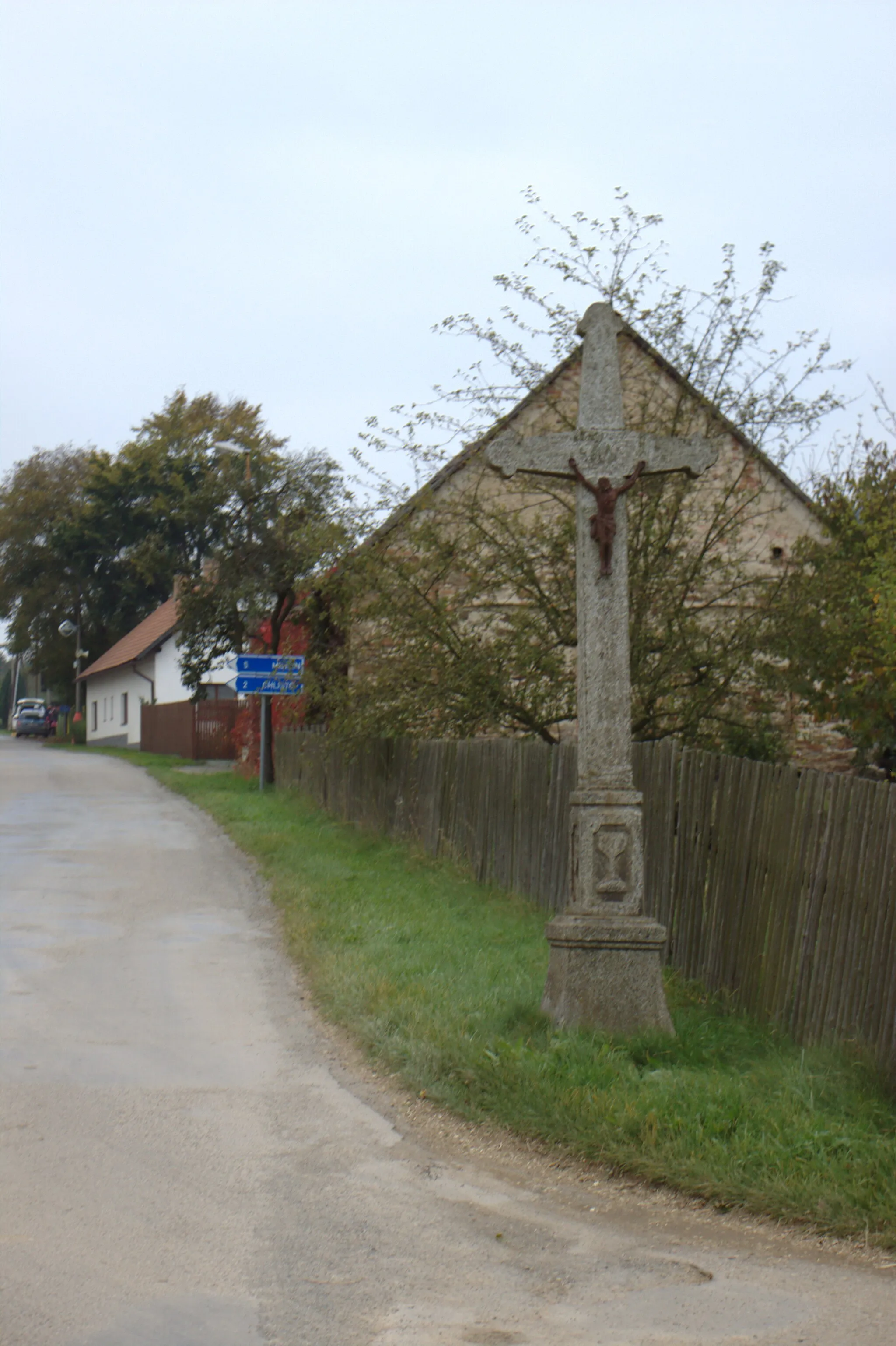 Photo showing: A wayside cross in Jiřetice, Central Bohemia, CZ