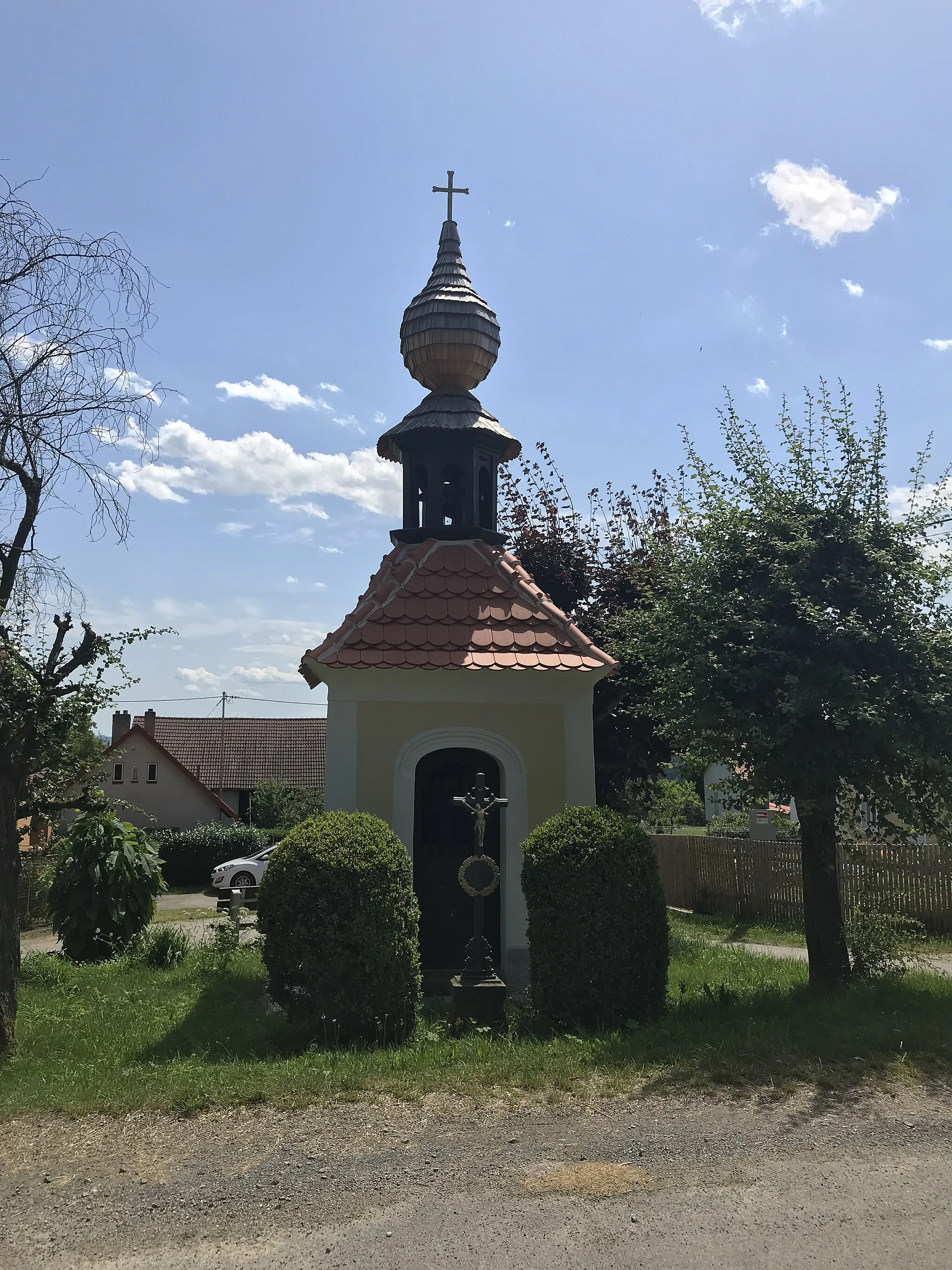 Photo showing: Wayside cross next to a chaple in Čestín