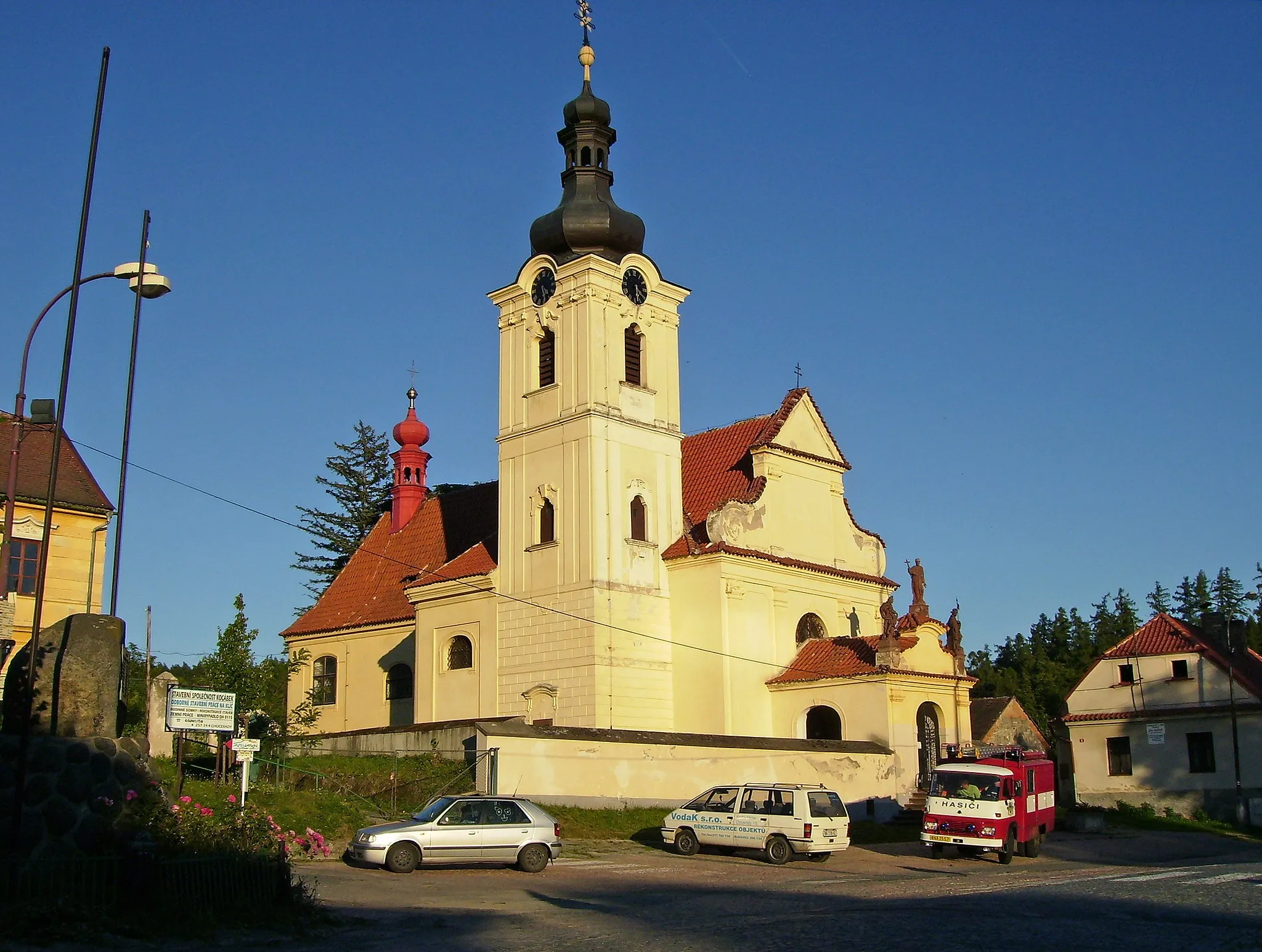 Photo showing: Kostel Nanebevzetí Panny Marie v Choceradech na Benešovsku.
