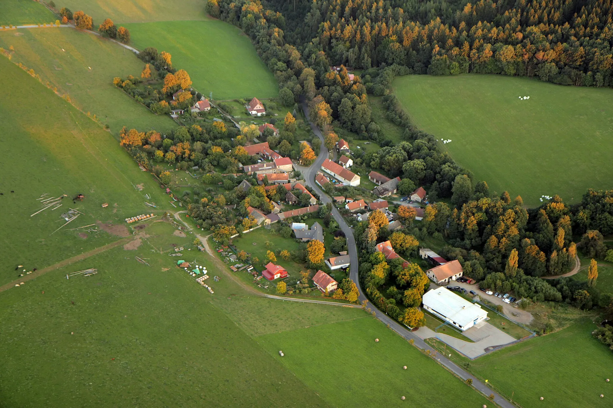 Photo showing: Aerial view of Dojetřice, part of Sázava (Benešov District) town, Czech Republic