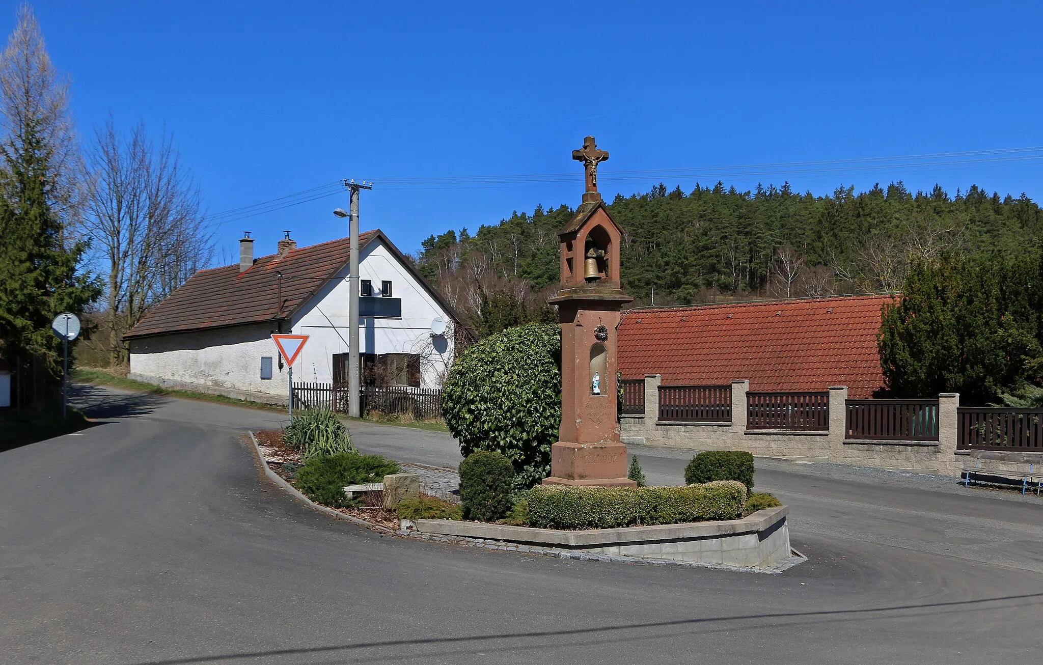 Photo showing: Common with a bell tower in Čeřenice, part of Sázava, Czech Republic.