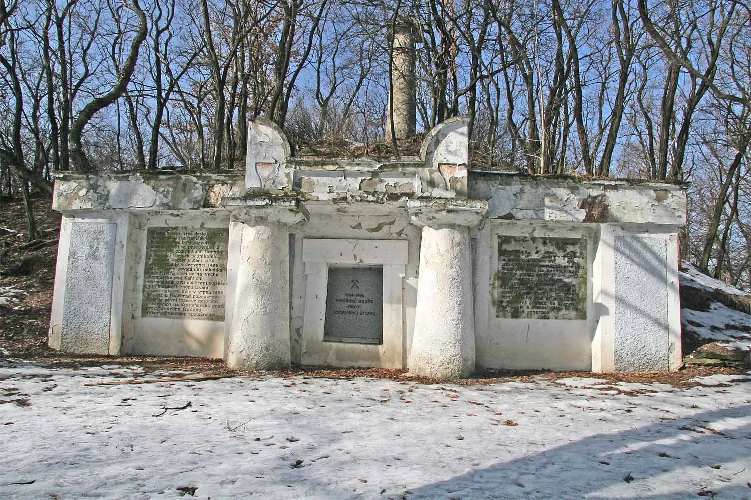 Photo showing: Památník Na Kalvárii na vrcholu Kaňku na počest popravených vůdců hornických bouří z let 1494–1496 vybudovaný hrabětem R. Chotkem v roce 1814.