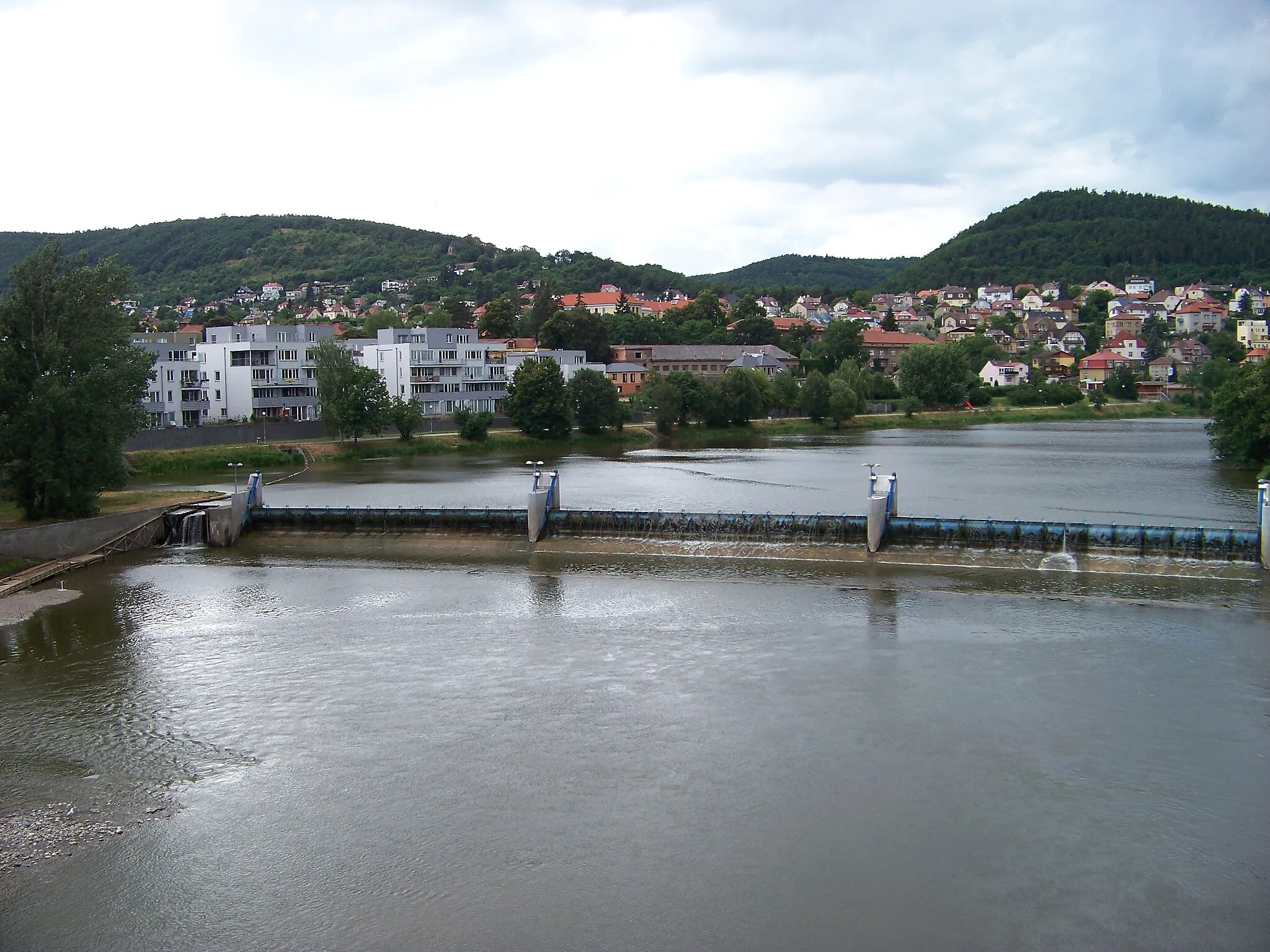 Photo showing: Beroun, Beroun District, Central Bohemian Region, the Czech Republic. Berounka river, a weir, seen from the bridge.