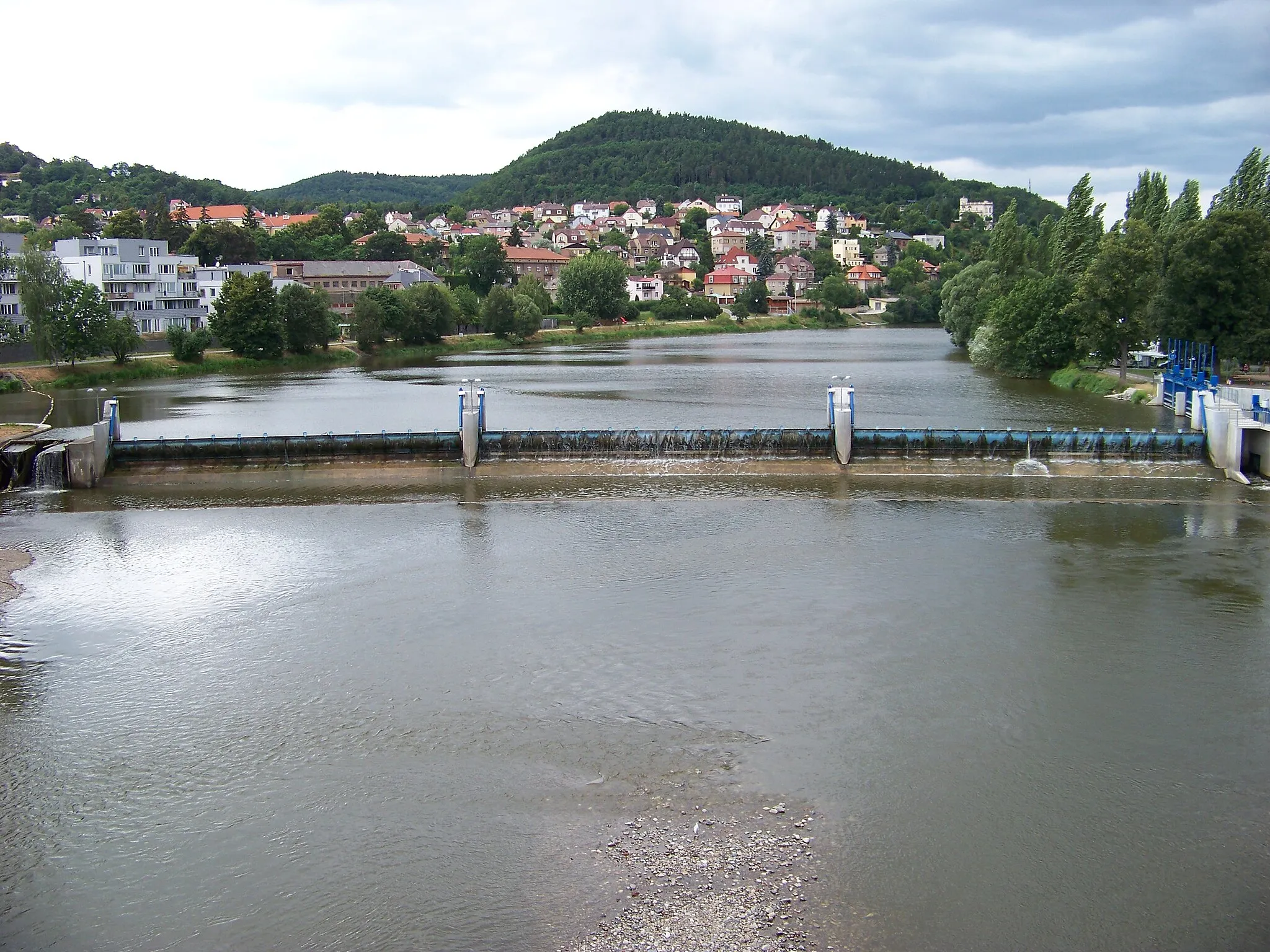 Photo showing: Beroun, Beroun District, Central Bohemian Region, the Czech Republic. Berounka river, a weir, seen from the bridge.