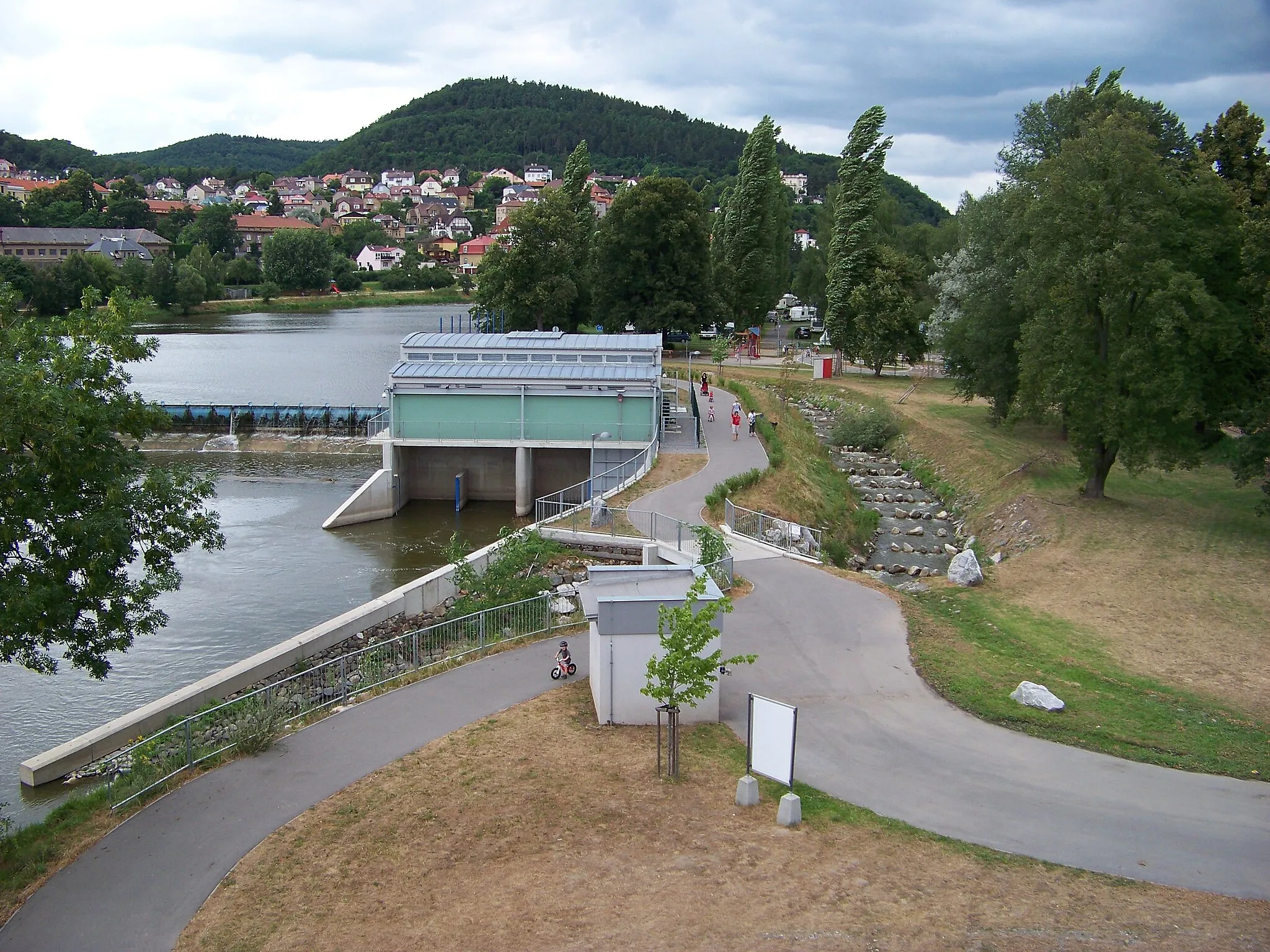 Photo showing: Beroun, Beroun District, Central Bohemian Region, the Czech Republic. Berounka river, a weir, seen from the bridge.