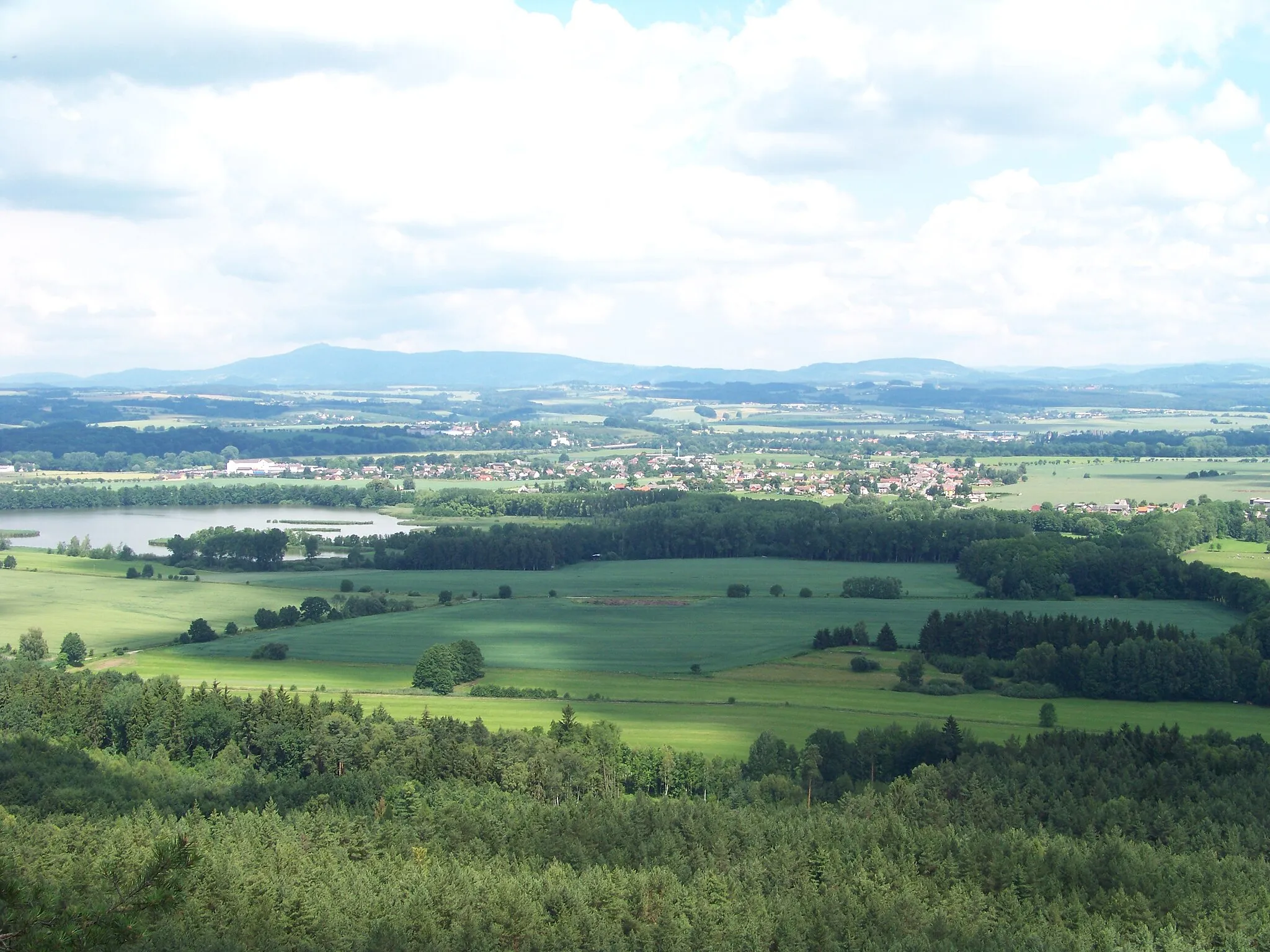 Photo showing: A view of Žabakor Pond and village of Doubrava from Příhrazy Rocks (Žďár, Mladá Boleslav District, Central Bohemian Region, the Czech Republic)