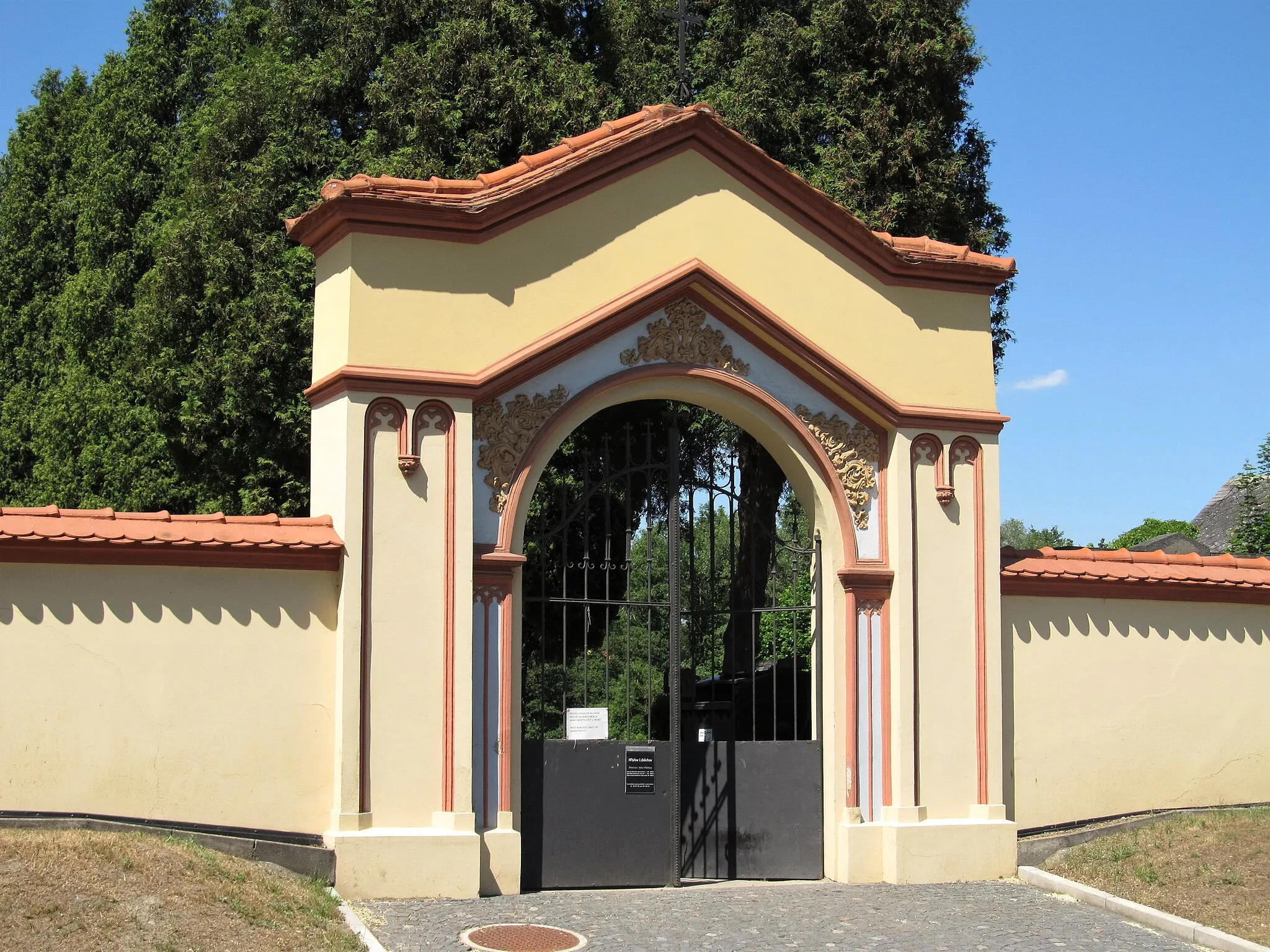 Photo showing: Hřbitovní brána v Liběchově