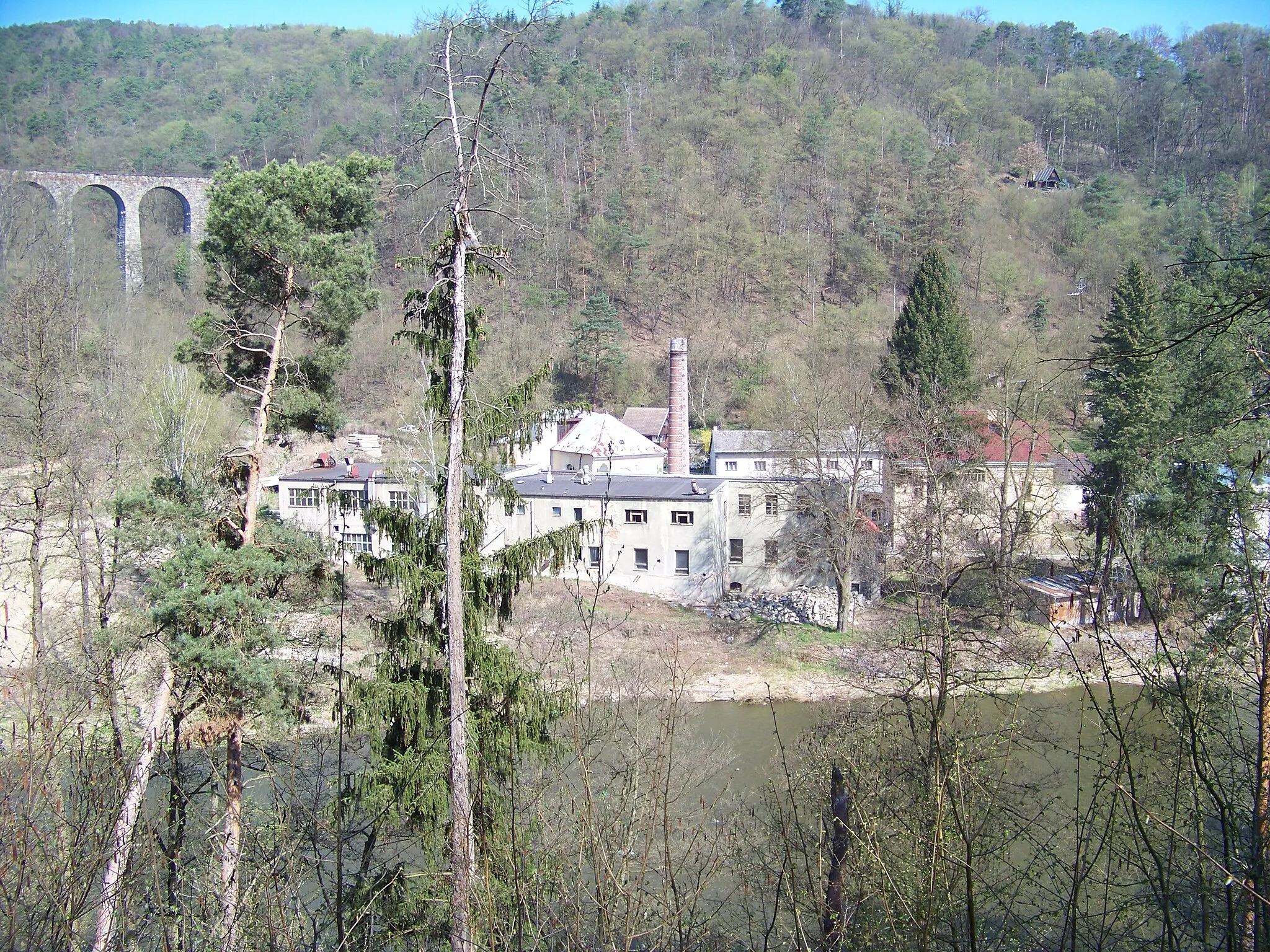Photo showing: Jílové u Prahy-Žampach, Central Bohemian Region, the Czech Republic. Railway bridge and a factory.