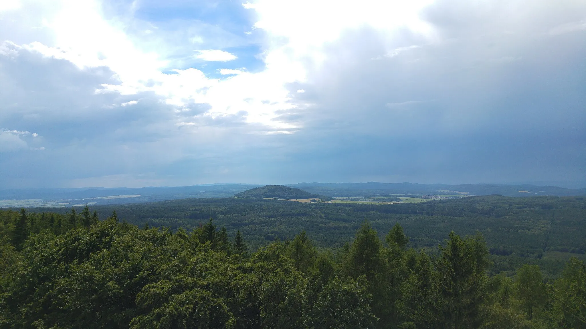 Photo showing: Pohled na Velíz z Krušné hory
