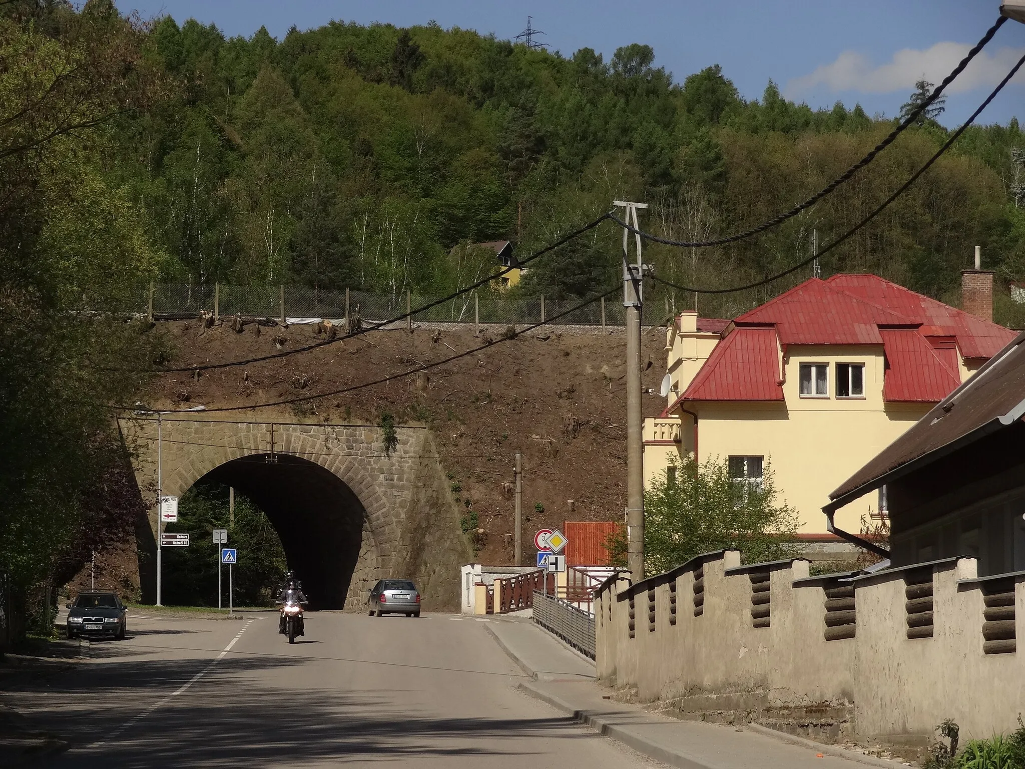 Photo showing: Kabáty (u Jílového) - viadukt a vila čp. 25