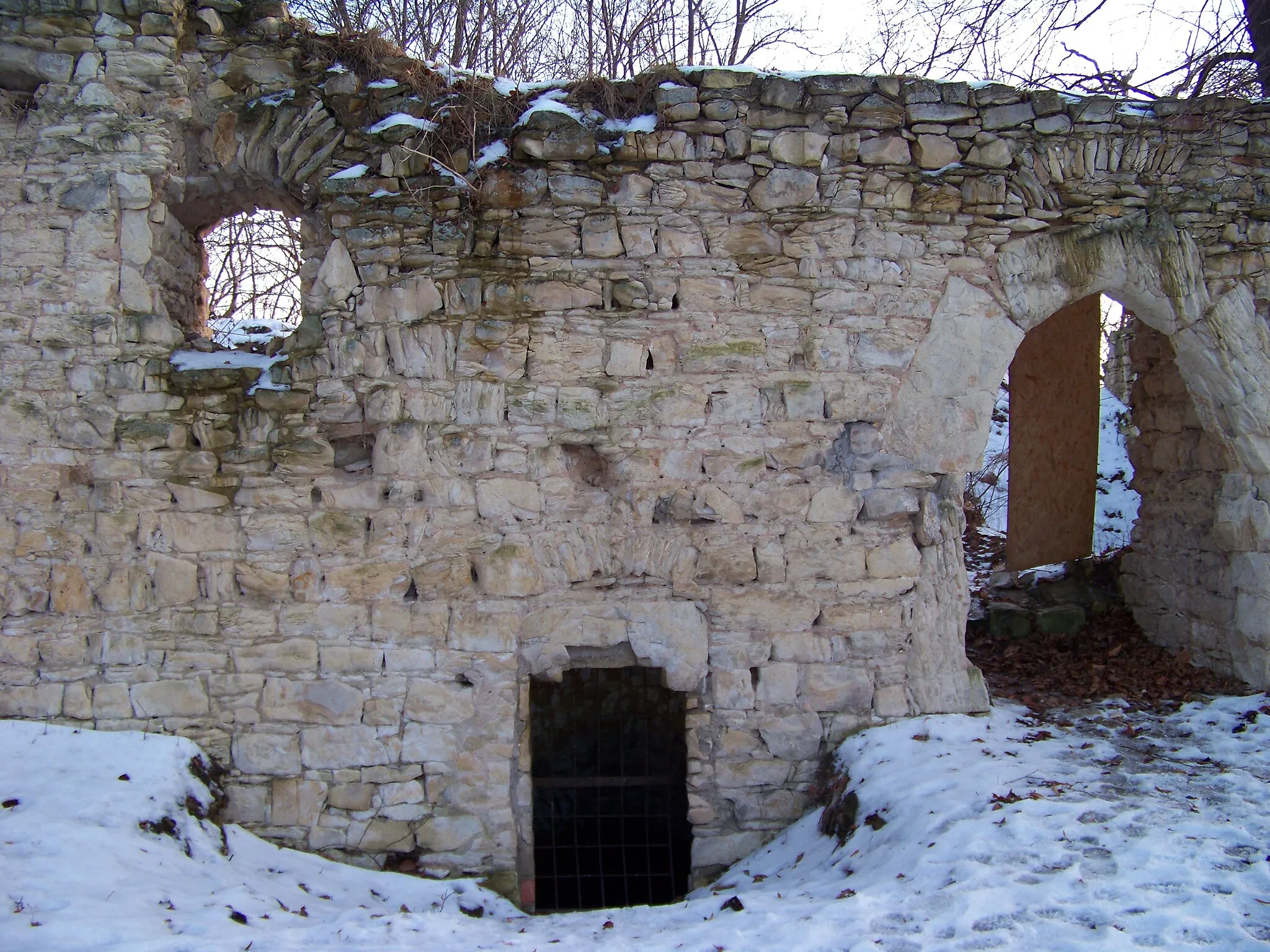 Photo showing: Ruin of Pravda Castle. Pnětluky, Louny District, the Czech Republic.
